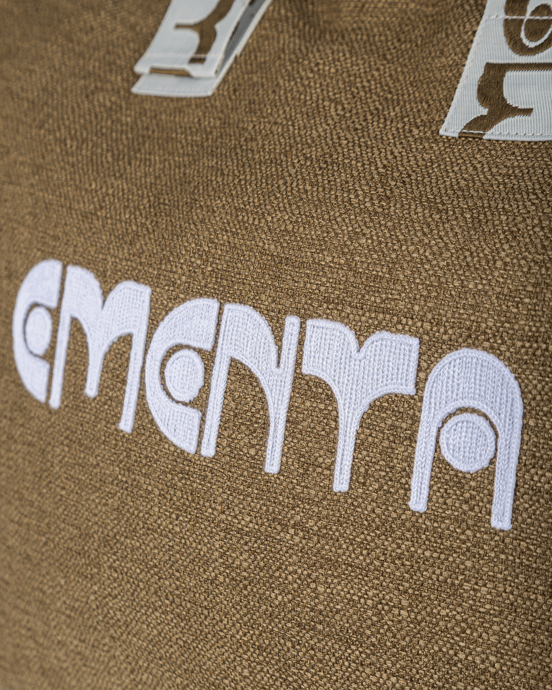 A practical companion for short trips or everyday use. Made from soft, breathable linen in a warm camel tone, this bag combines functionality with elegance. The 'dots' ementa logo is subtly placed on the front and straps, adding a unique touch. It features adjustable straps for a comfortable fit, a spacious 40L capacity, a small inner pocket for valuables, and an additional exterior pocket on the back for easy access to essentials.
Sized to meet airline cabin dimensions, it’s also a reliable choice for tra