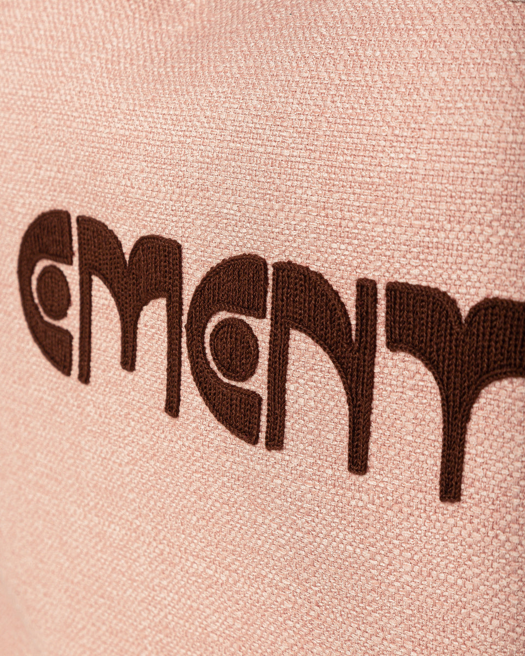 A practical companion for short trips or everyday use. Made from soft, breathable linen in a warm light pink tone, this bag combines functionality with elegance. The 'dots' ementa logo is subtly placed on the front and straps, adding a unique touch. It features adjustable straps for a comfortable fit, a spacious 40L capacity, a small inner pocket for valuables, and an additional exterior pocket on the back for easy access to essentials.
Sized to meet airline cabin dimensions, it’s also a reliable choice fo