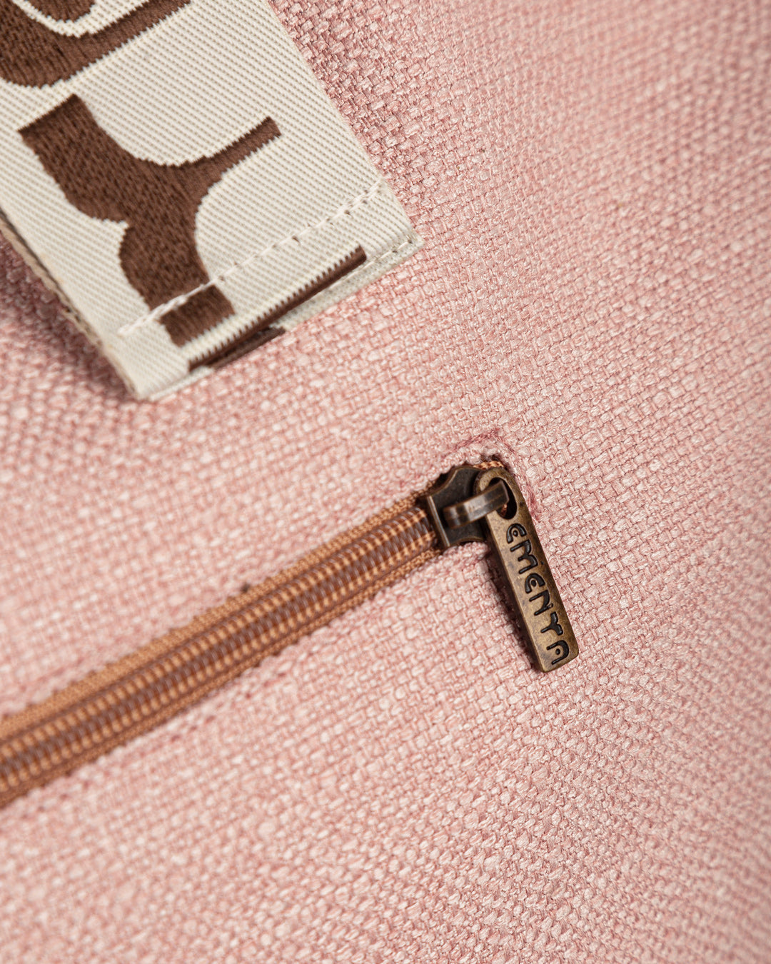 A practical companion for short trips or everyday use. Made from soft, breathable linen in a warm light pink tone, this bag combines functionality with elegance. The 'dots' ementa logo is subtly placed on the front and straps, adding a unique touch. It features adjustable straps for a comfortable fit, a spacious 40L capacity, a small inner pocket for valuables, and an additional exterior pocket on the back for easy access to essentials.
Sized to meet airline cabin dimensions, it’s also a reliable choice fo