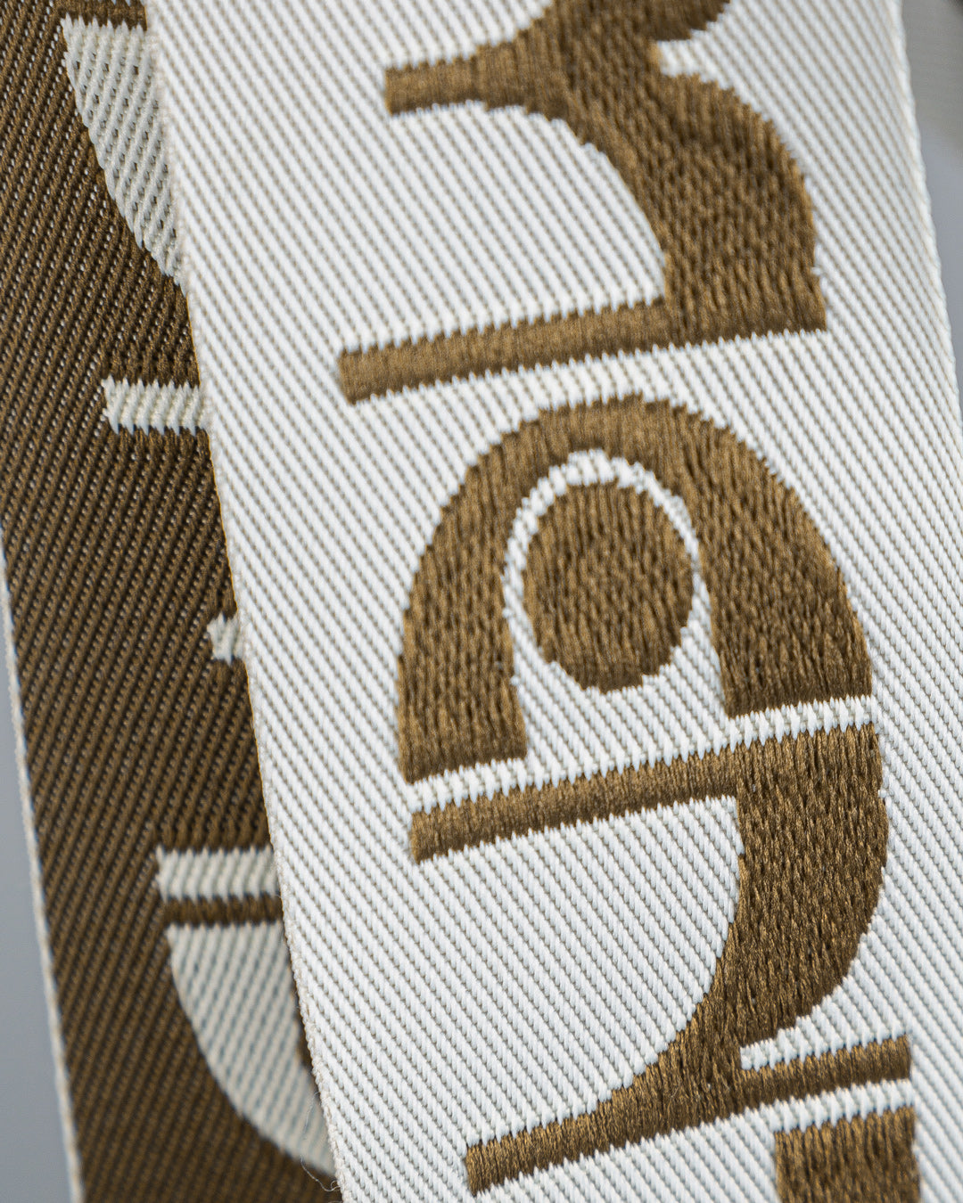 A practical companion for short trips or everyday use. Made from soft, breathable linen in a warm light pink tone, this bag combines functionality with elegance. The 'dots' ementa logo is subtly placed on the front and straps, adding a unique touch. It features adjustable straps for a comfortable fit, a spacious 40L capacity, a small inner pocket for valuables, and an additional exterior pocket on the back for easy access to essentials.
Sized to meet airline cabin dimensions, it’s also a reliable choice fo