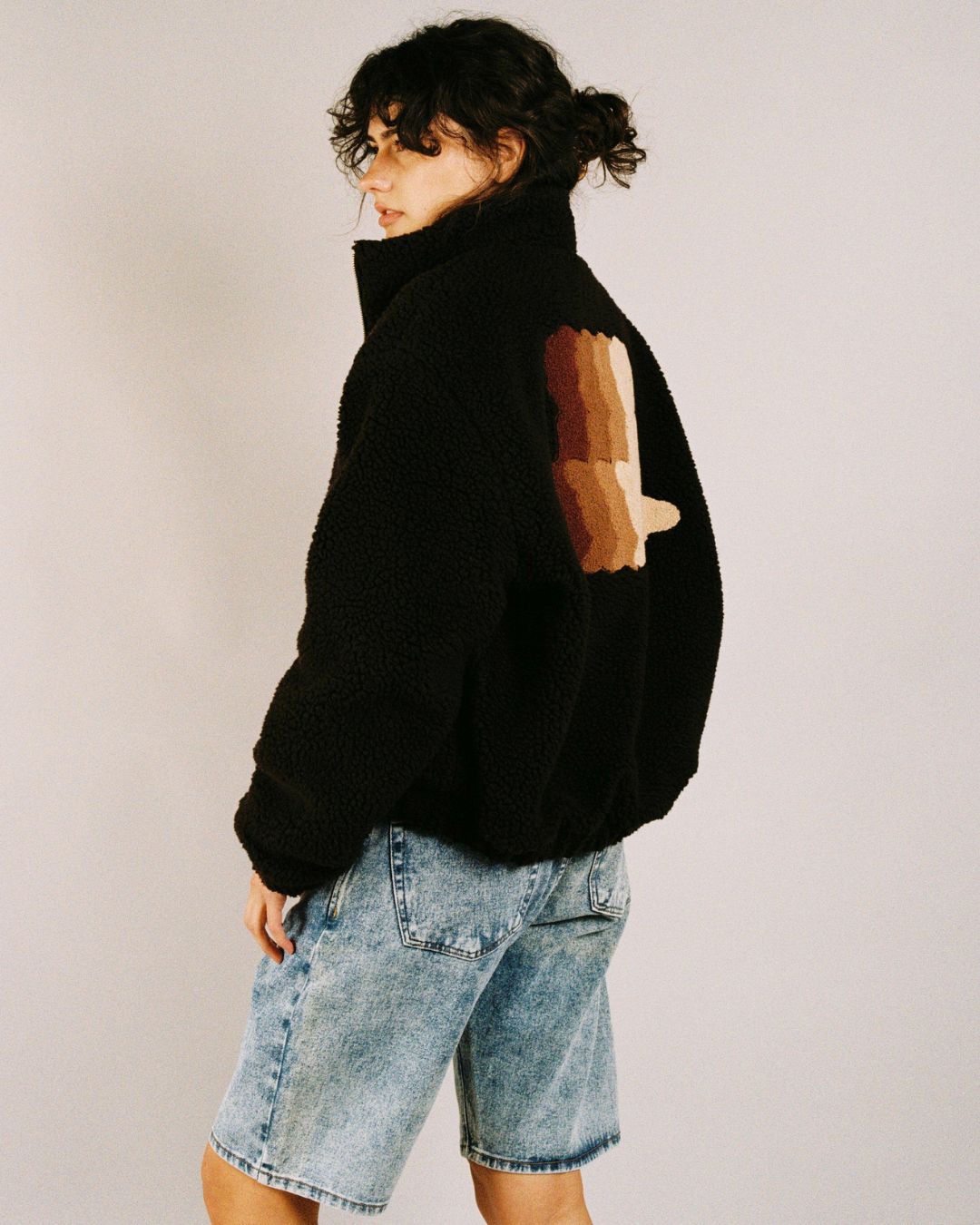 The Oreo Friendship Polar Jacket combines warmth and comfort with its thick brown polar exterior. Inside, puffed diamond stitching adds texture and durability, enhancing its cozy feel.
Elasticated wrists and hips provide a customizable fit, while two exterior pockets and one interior pocket offer convenient storage. The chest features the motto "Moved by Friendship" embroidered, and the back showcases the dragged effect Ikon logo.
