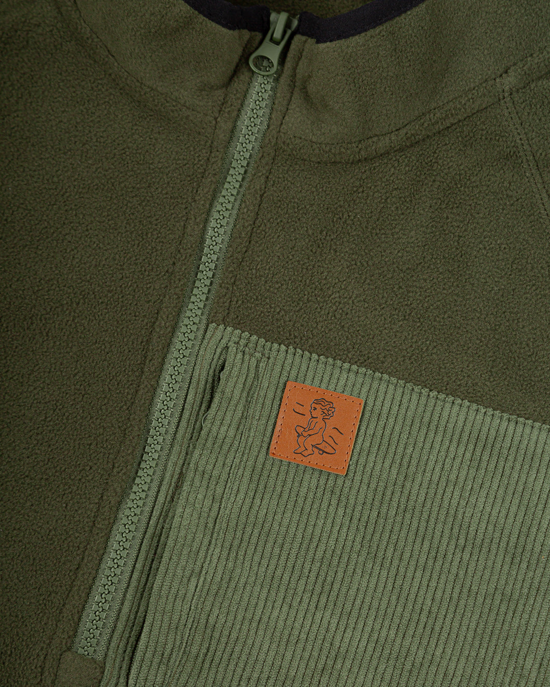 The Oreo Half-Zip Polar is crafted from fine-texture fleece fabric, featuring a high collar for added warmth and comfort. Contrasting corduroy details add texture and a distinctive look. Finished with an Ikon logo patch.