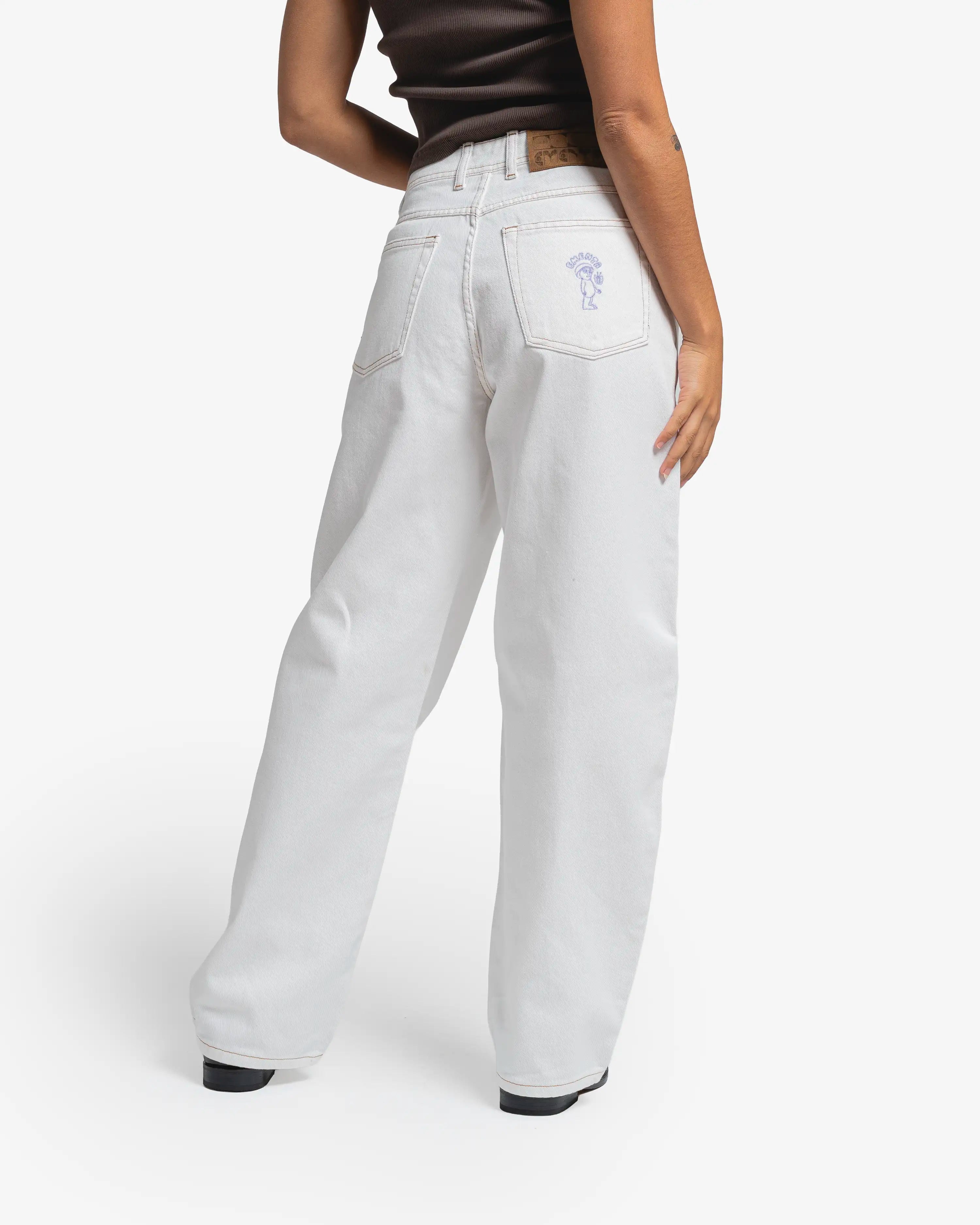 Artist Edition
Women’s pants designed for a comfortable, flattering fit, but versatile enough to suit men too
Loofa is the baggy fit for women, featuring a loose, wide cut with extra space through the hips and legs for a casual, oversized style that anyone can wear
100% cotton twill material
Slight taper at the ankle for a clean, balanced silhouette
Classic 5-pocket construction with a functional coin pocket
Reinforced seams for extra durability and long-term wear
Bebucho design embroidered on the back poc