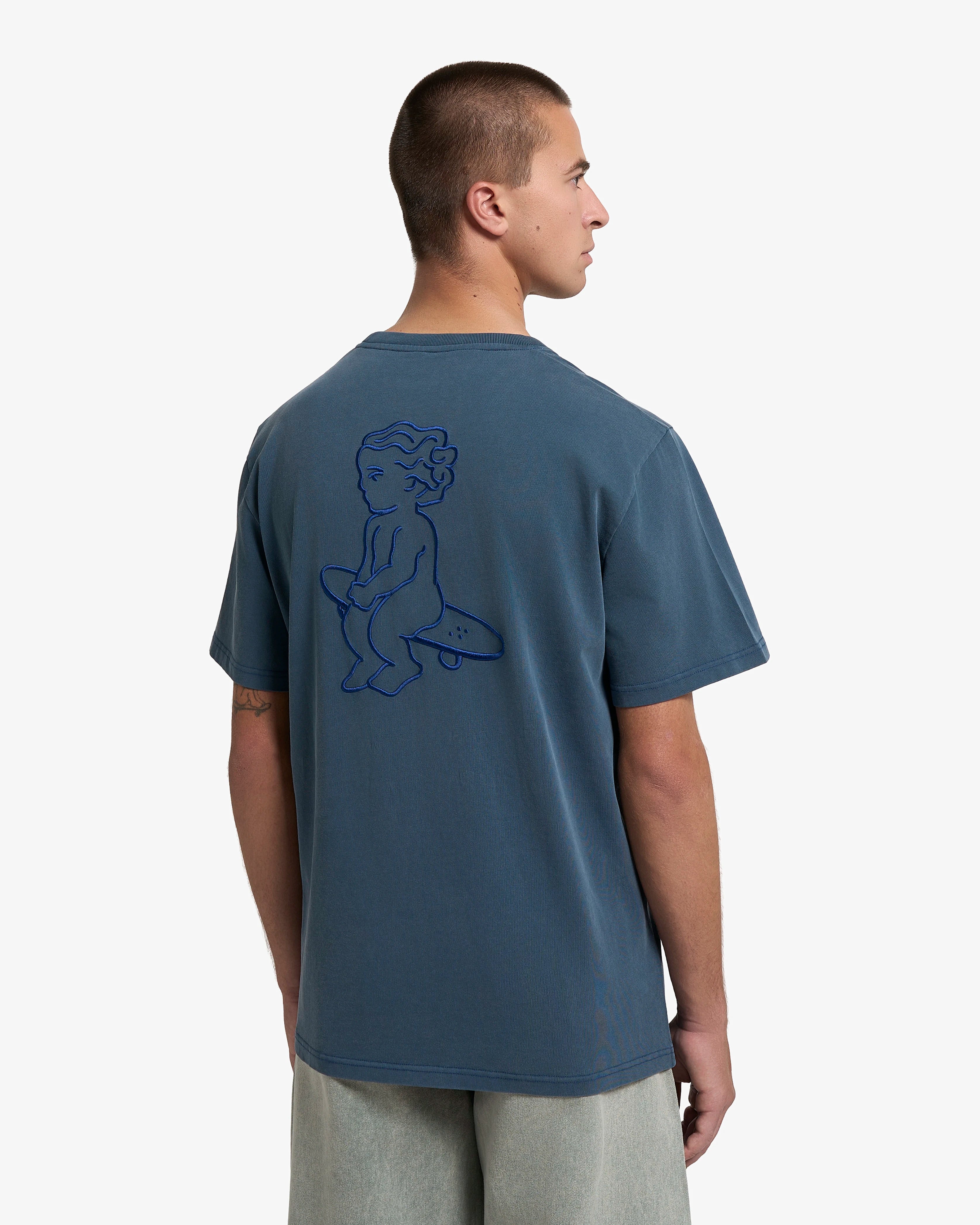 100% cotton fabric with a washed finish and soft hand feel
Regular unisex fit
Ikon embroidery applied on front and back
Denim washed colour with subtle fading variations
Machine wash cold. Do not tumble dry.
Made in Portugal