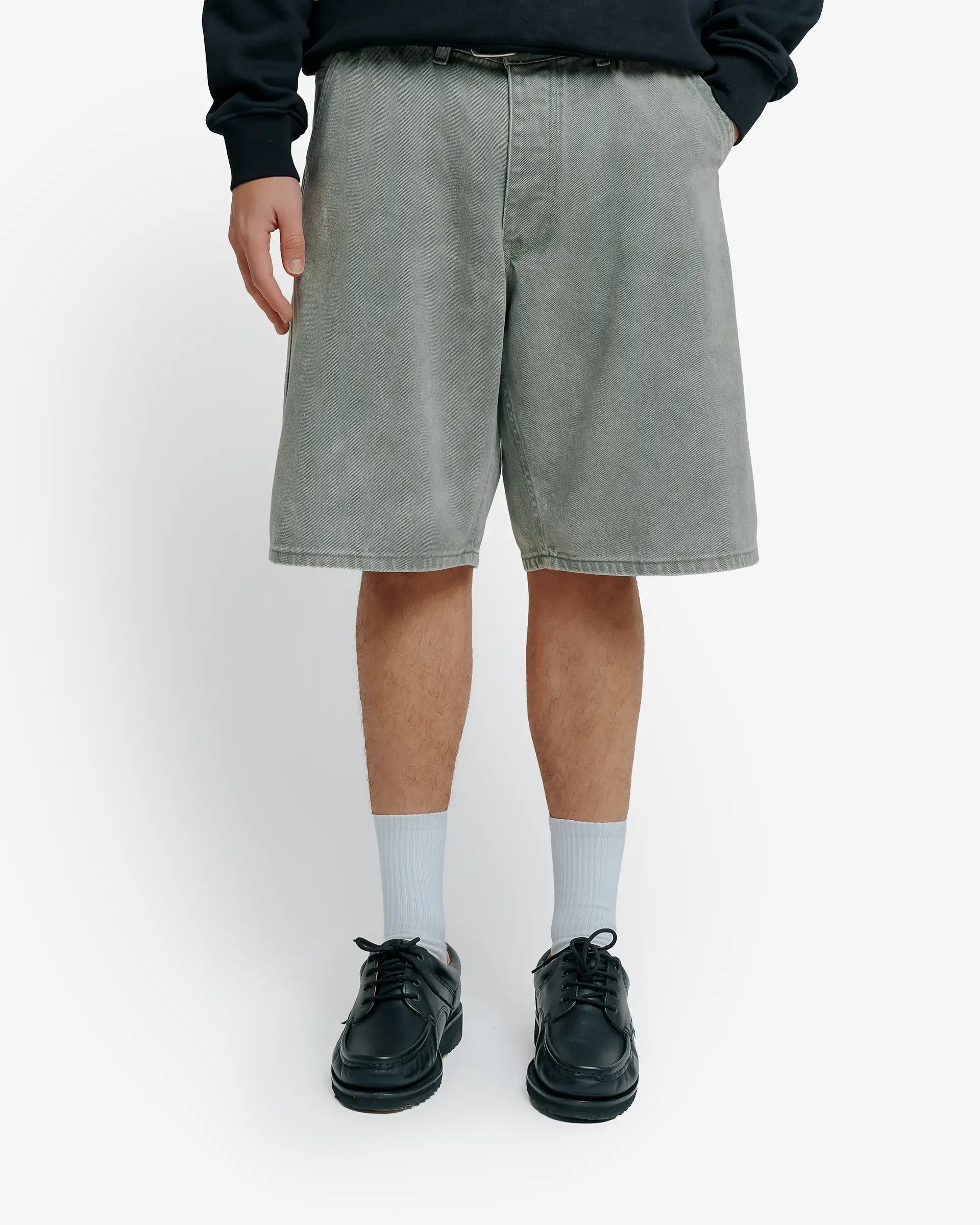 100% Cotton twill
Green fade out wash
Big Ikon design embroidered on the back pocket
2 angled front pockets with a classic coin pocket
2 back pockets featuring decorative embroidery
Relaxed knee-length fit with wide leg opening
Made in Portugal