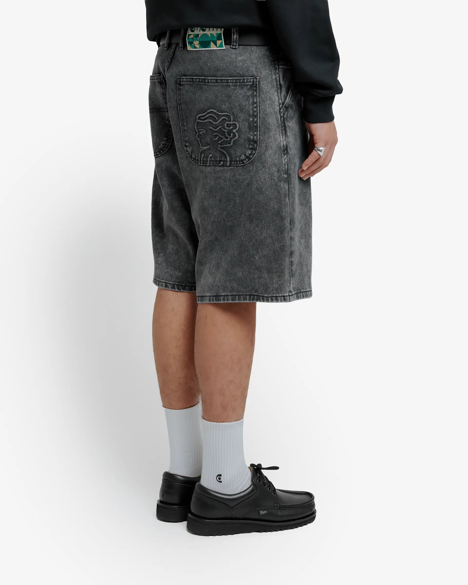 100% Cotton twill
Black fade out wash
Big Ikon design embroidered on the back pocket
2 angled front pockets with a classic coin pocket
2 back pockets featuring decorative embroidery
Relaxed knee-length fit with wide leg opening
Made in Portugal