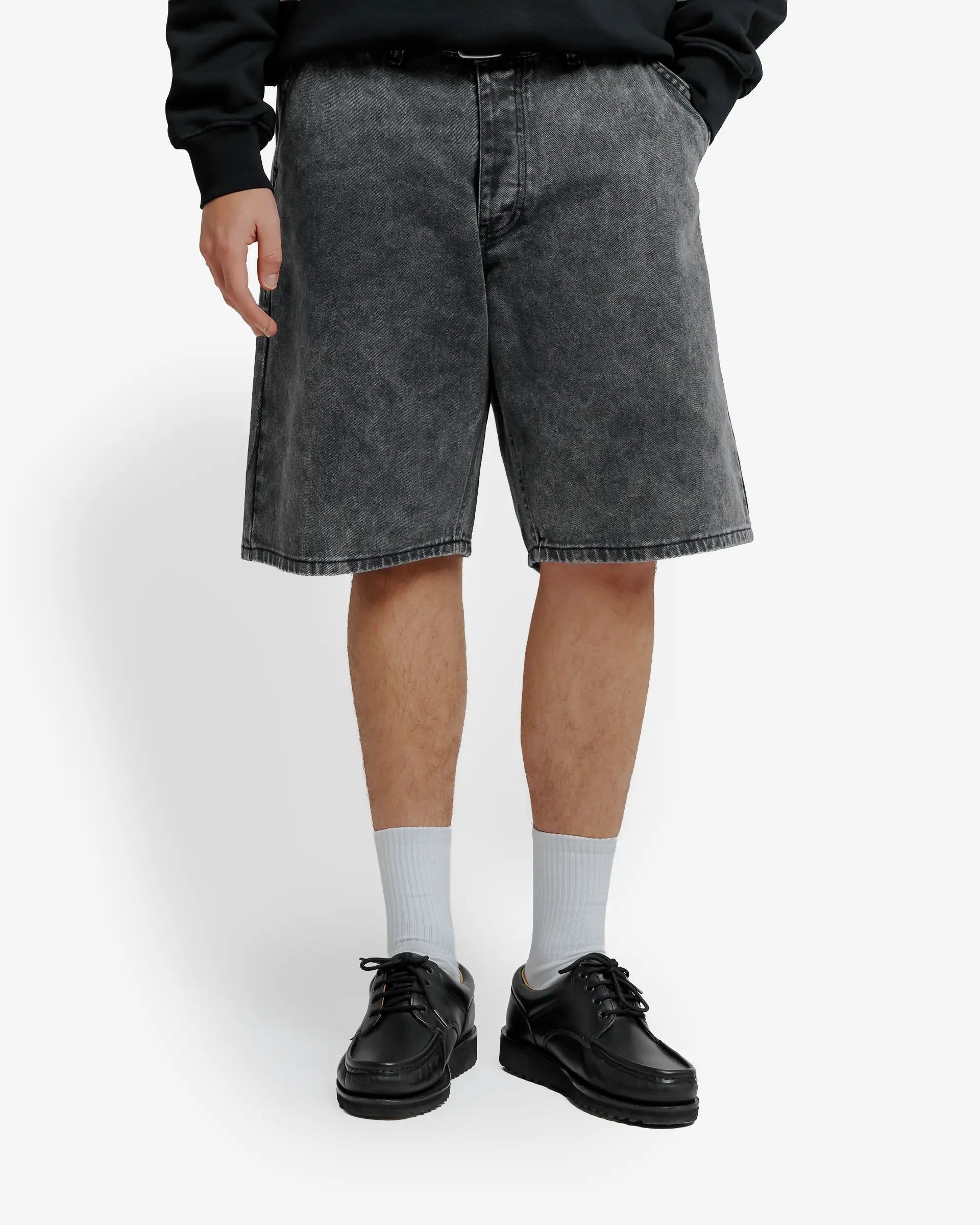 100% Cotton twill
Black fade out wash
Big Ikon design embroidered on the back pocket
2 angled front pockets with a classic coin pocket
2 back pockets featuring decorative embroidery
Relaxed knee-length fit with wide leg opening
Made in Portugal