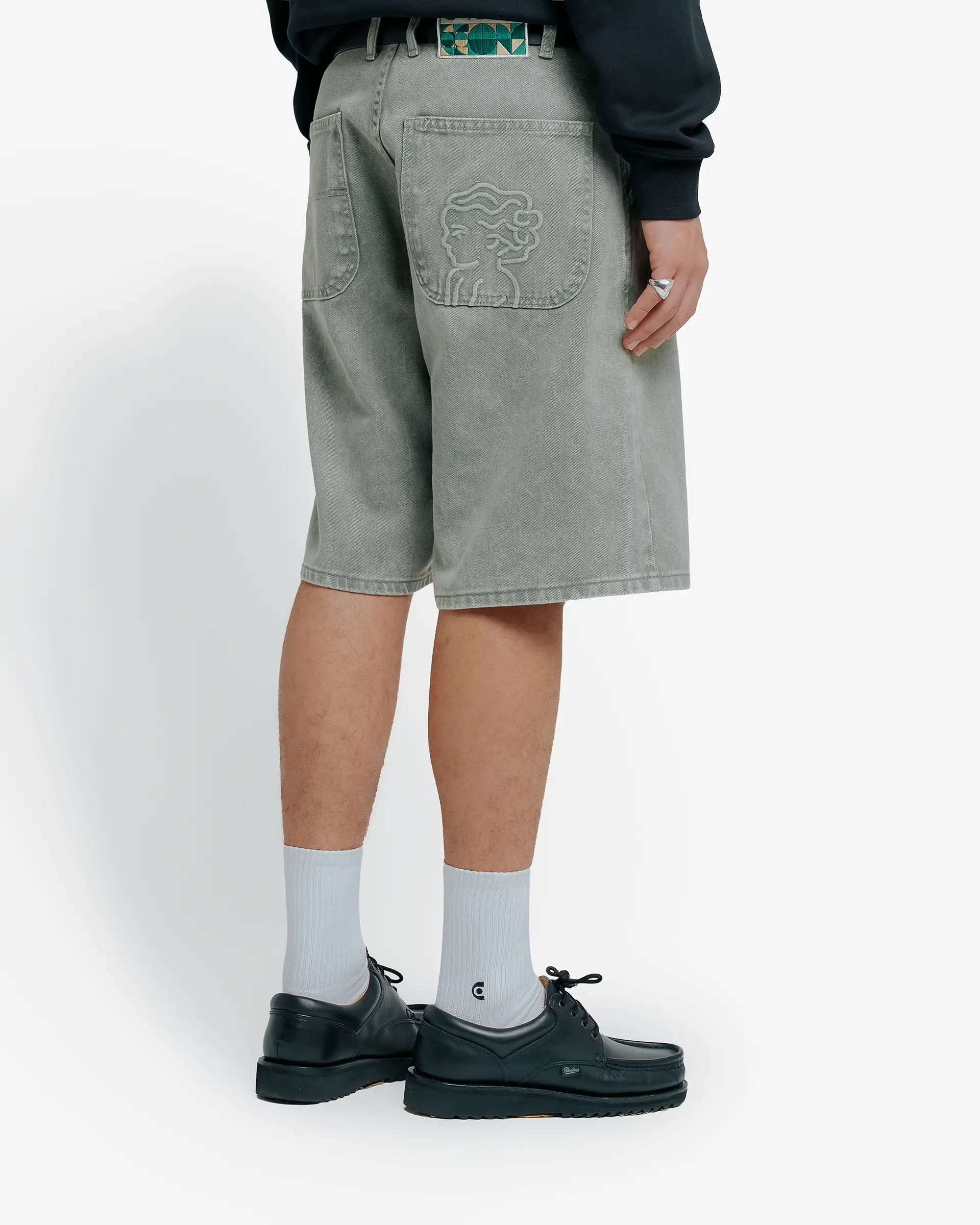 100% Cotton twill
Green fade out wash
Big Ikon design embroidered on the back pocket
2 angled front pockets with a classic coin pocket
2 back pockets featuring decorative embroidery
Relaxed knee-length fit with wide leg opening
Made in Portugal