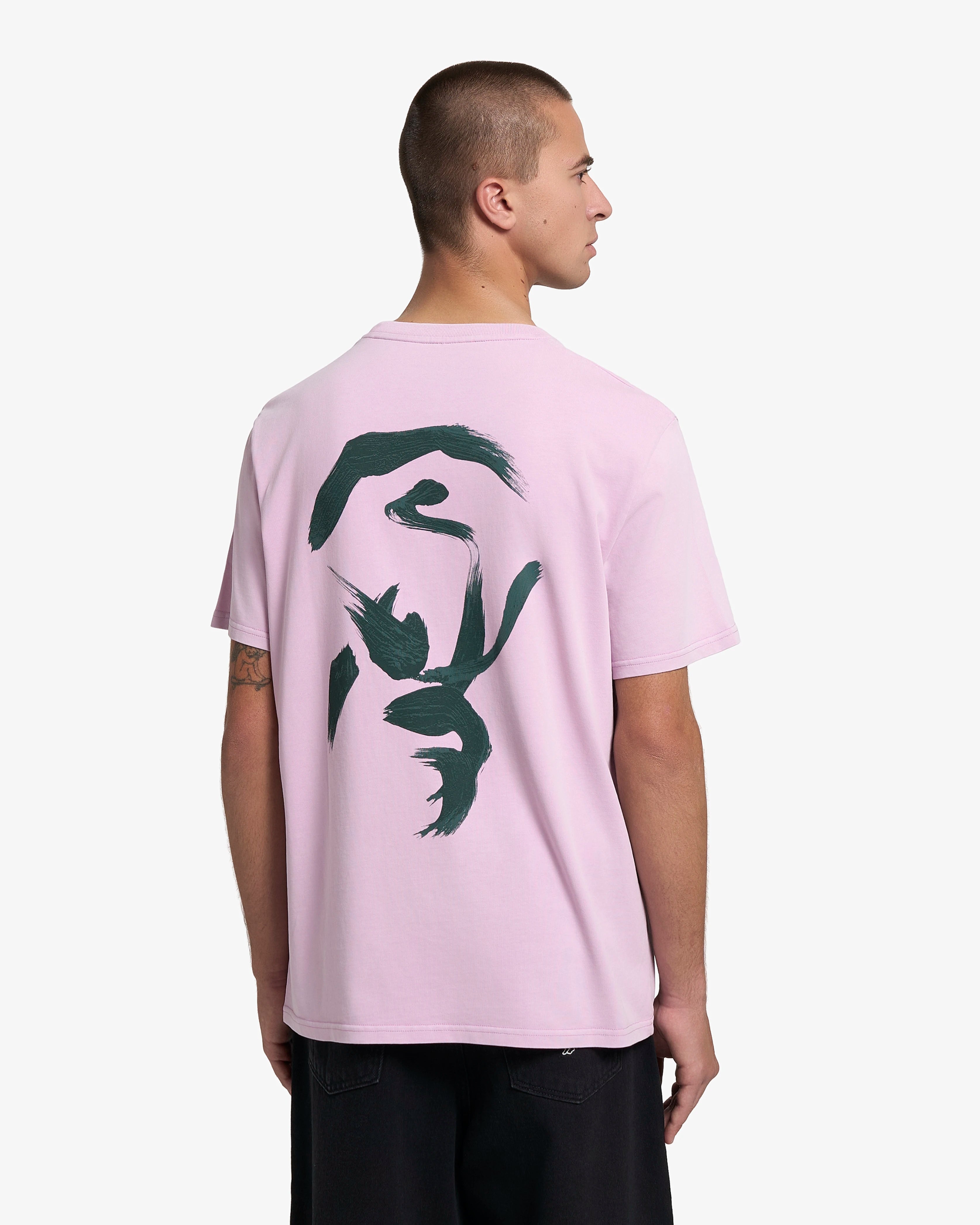 Artist edition featuring a hand-drawn design on the back, originally created on canvas
Short-sleeve t-shirt designed for everyday wear
Heavyweight 250 gsm 100% cotton jersey with a structured feel
Regular unisex fit
Flamingo washed base colour with dark green graphic print on front and back
Made in Portugal