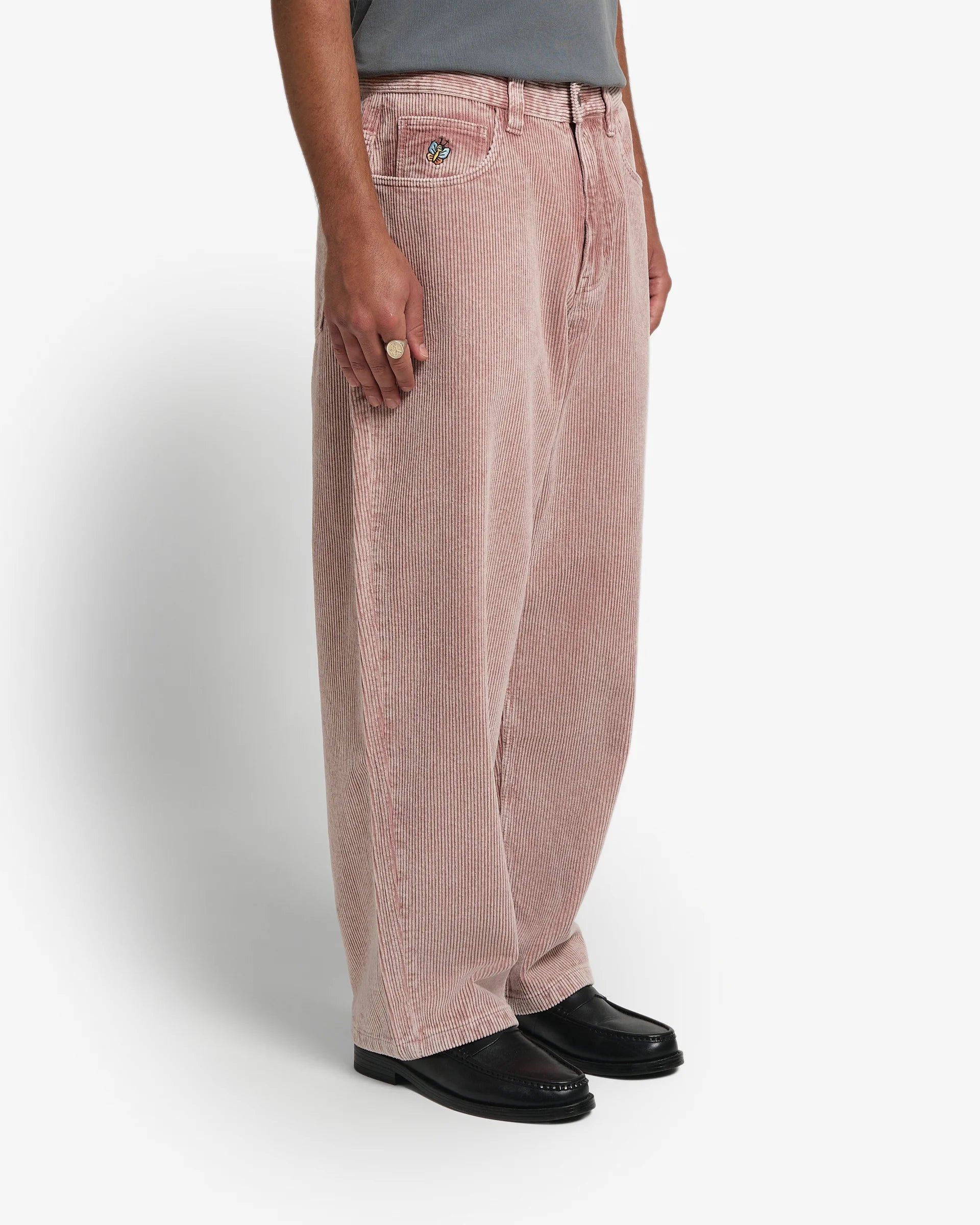 Artist Edition
Bonga is our baggy fit. It is very loose from waist to ankle, designed for comfort and a bold, laid-back look.
100% cotton corduroy for a soft, textured feel
Classic five-pocket design with belt loops
Button closure with full button fly for secure fastening
Embroidered front pocket butterfly detail
Bebucho design embroidered on the back pocket
Reinforced stitching ensures durability
Wide wale corduroy with bold ridges for extra texture
Unisex fit designed to suit all genders