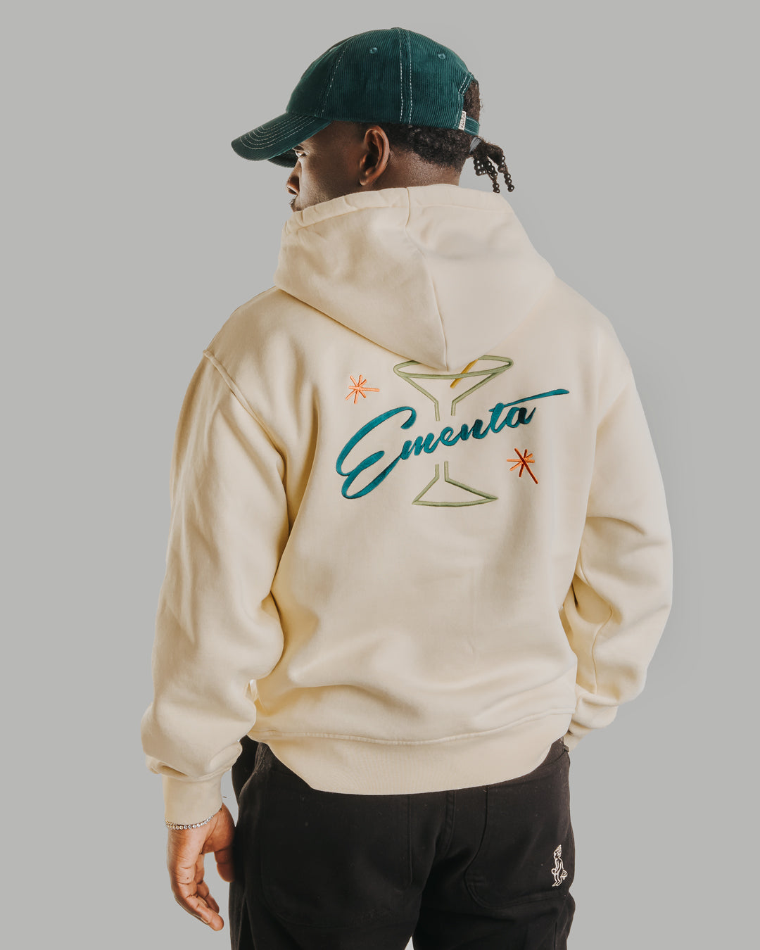 A heavyweight off-white hoodie crafted from 100% cotton with a durable 520gsm fabric that maintains its structure over time. Designed for comfort and longevity, it features a relaxed fit, ribbed cuffs and hem, and a kangaroo pocket. The front showcases an embroidered Ementa signature logo, while the back is detailed with an intricate cocktail design.
Made in Portugal.