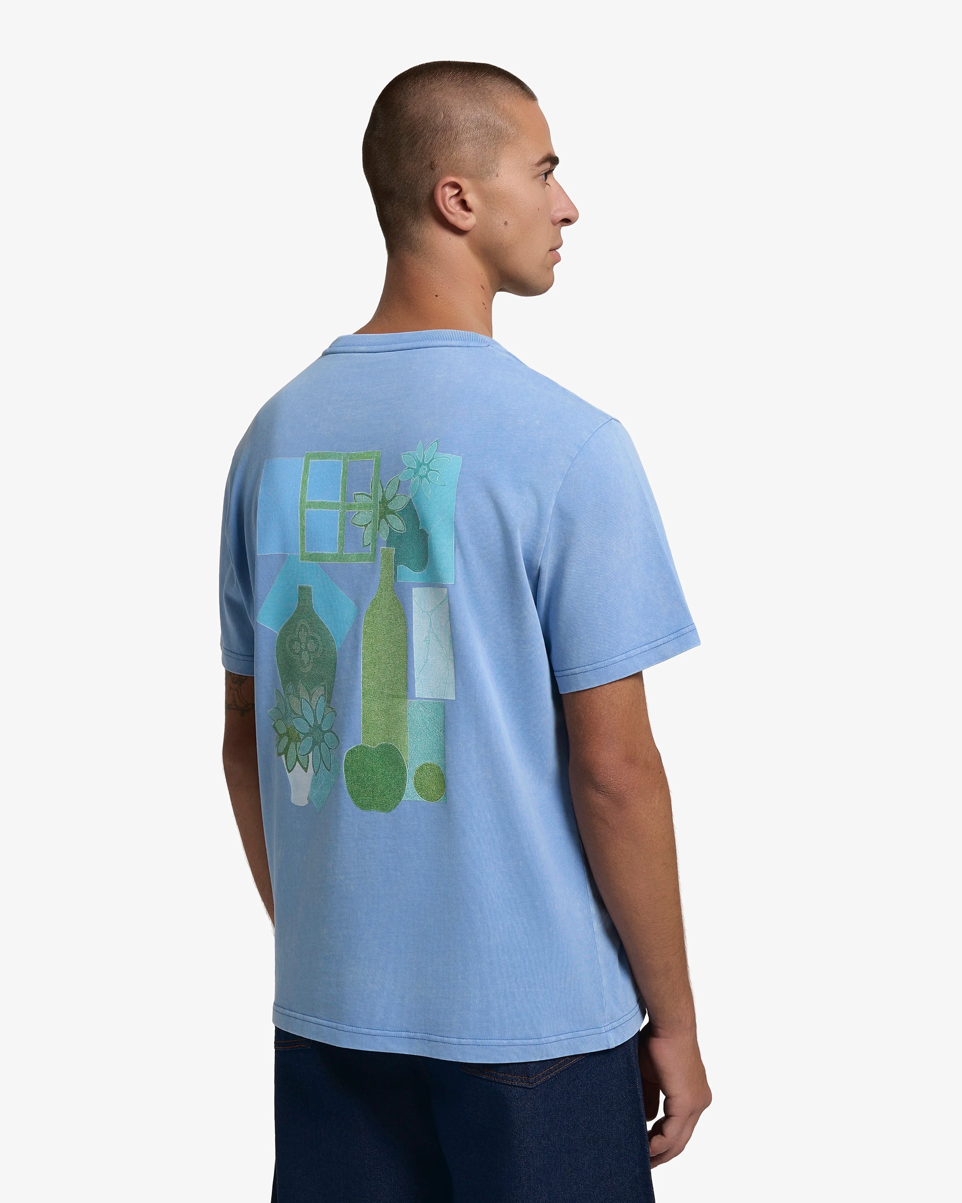 Ementa Artist Edition T-Shirt
Artwork originally painted on canvas and later adapted for textile print
Exclusive back print featuring a vivid still-life composition
Winter Sky color
100% cotton (240gsm)
Regular fit
Unisex
Made in Portugal
