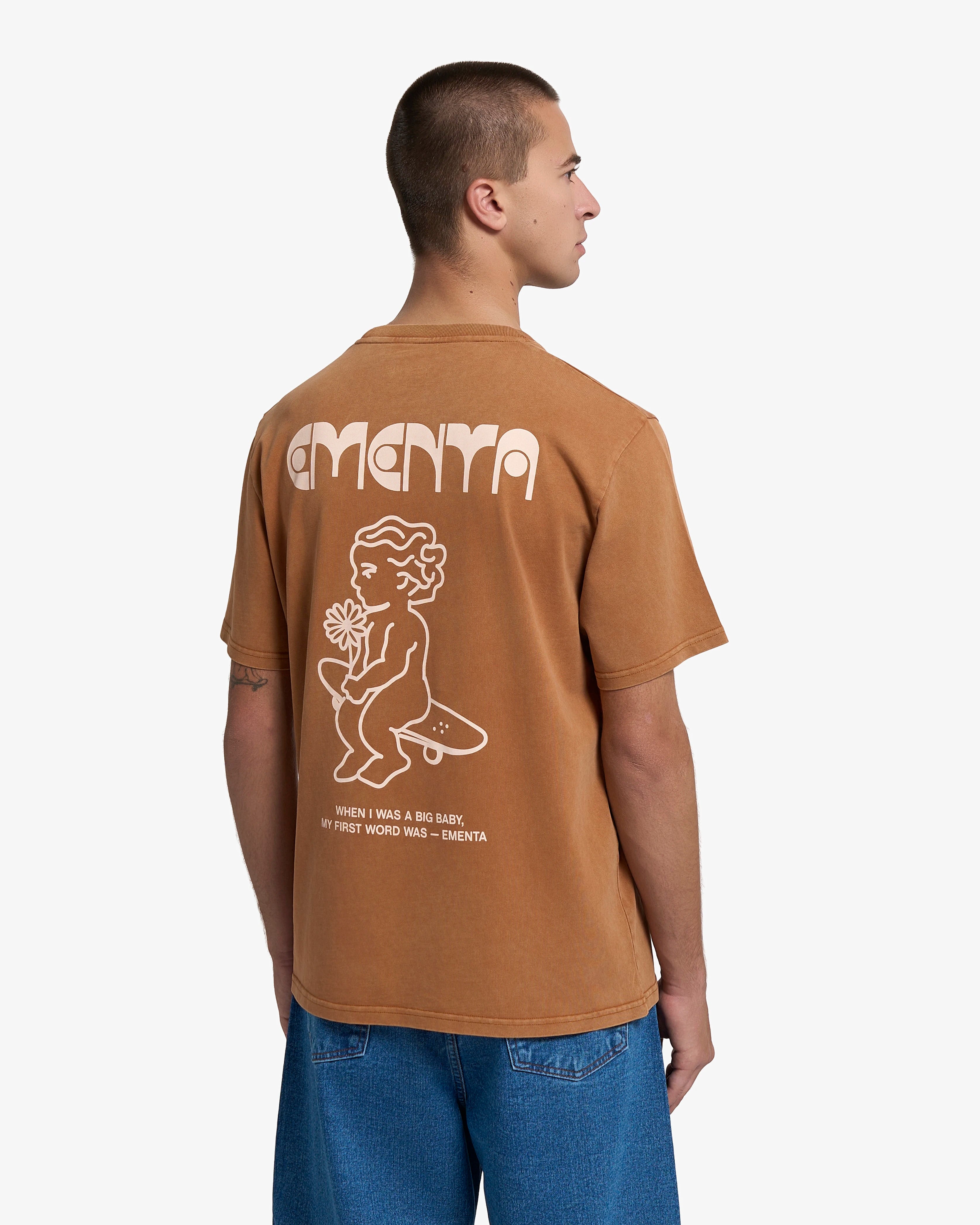 100% cotton, 240 g/m²
Soft feel with a structured shape
Mustard color with white "First Word" print
Pre-shrunk to hold its shape after washing
Reinforced collar and double-stitched hems for durability
Unisex fit
Made in Portugal