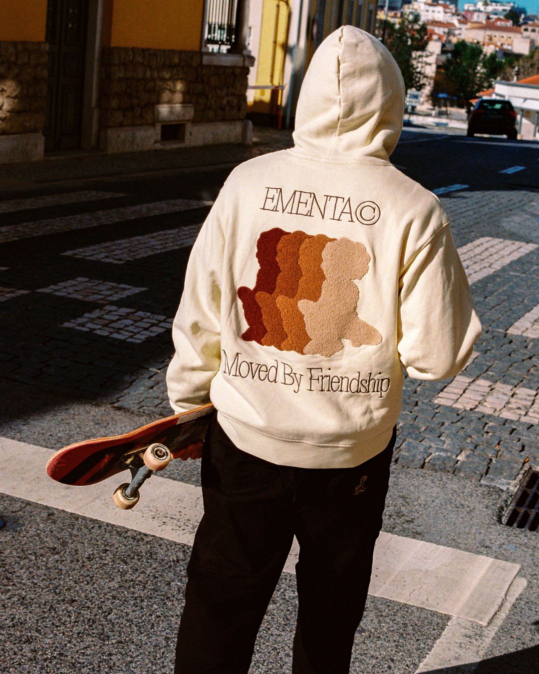 The Friendship Hoodie in off-white features the motto "Moved By Friendship" embroidered on the front in a classic handwritten style. On the back, the Ikon logo appears with a dragged effect, adding a distinctive detail.
Made from heavyweight 100% cotton, the hoodie is durable and warm, with a brushed fleece interior for extra comfort. Ribbed cuffs and hem provide structure, and the kangaroo pocket adds functionality.