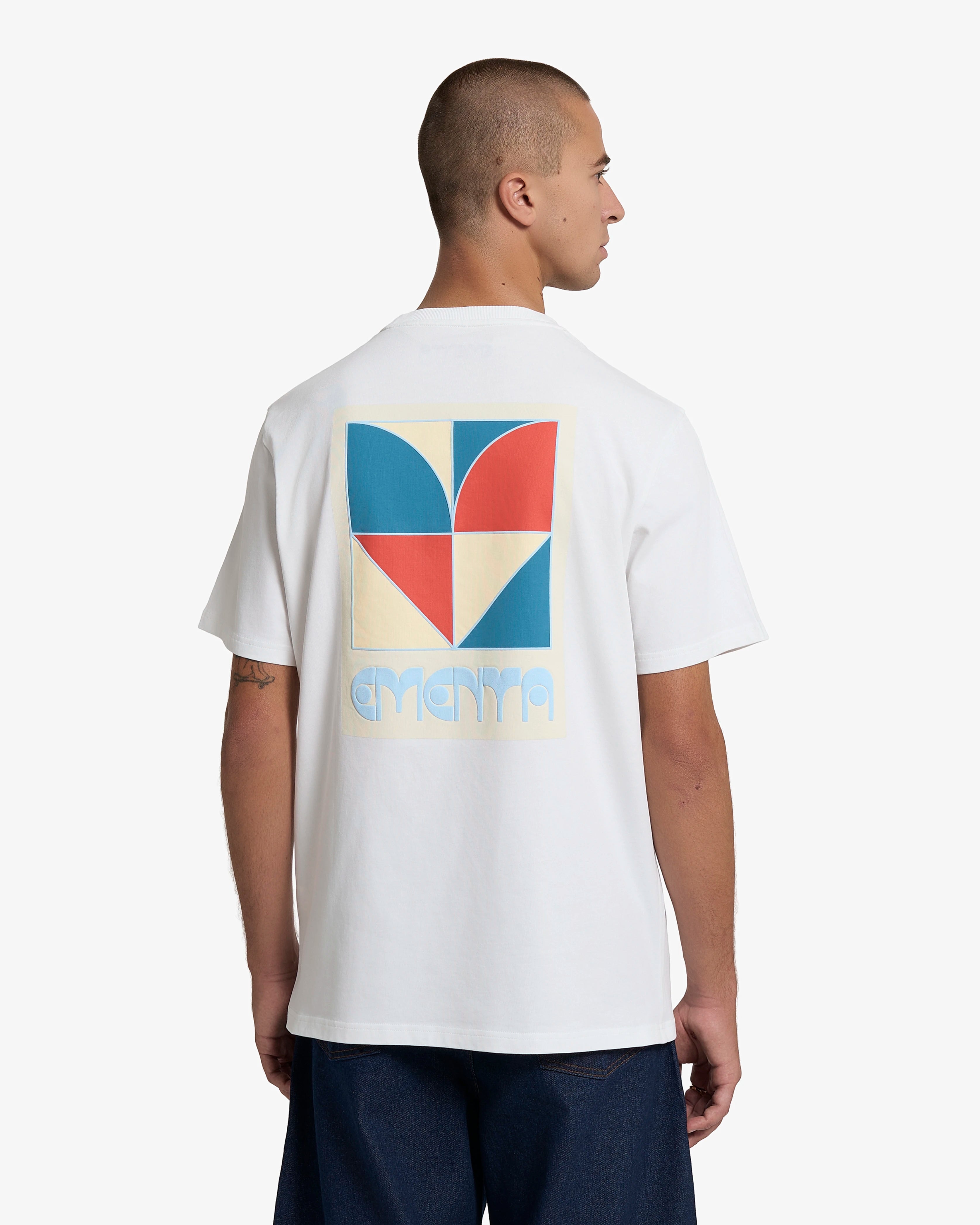 Short sleeve t-shirt made from 100% cotton jersey with a 240 gsm weight and structured feel
Regular fit with a straight silhouette
Small front print and oversized back graphic featuring the Heart artwork and Ementa branding
White base with blue, red and off-white graphic composition
Ribbed collar and clean hem finish
Machine wash cold. Do not tumble dry
Made in Portugal