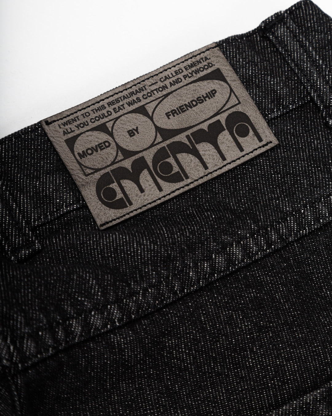 comfortable and durable relaxed-fit jeans are made from black rinsed denim, designed with care to provide the perfect fit. Crafted from 100% cotton, they feature an embroidered logo on both the front and back. Made in Portugal, these unisex jeans are a versatile addition to any wardrobe.