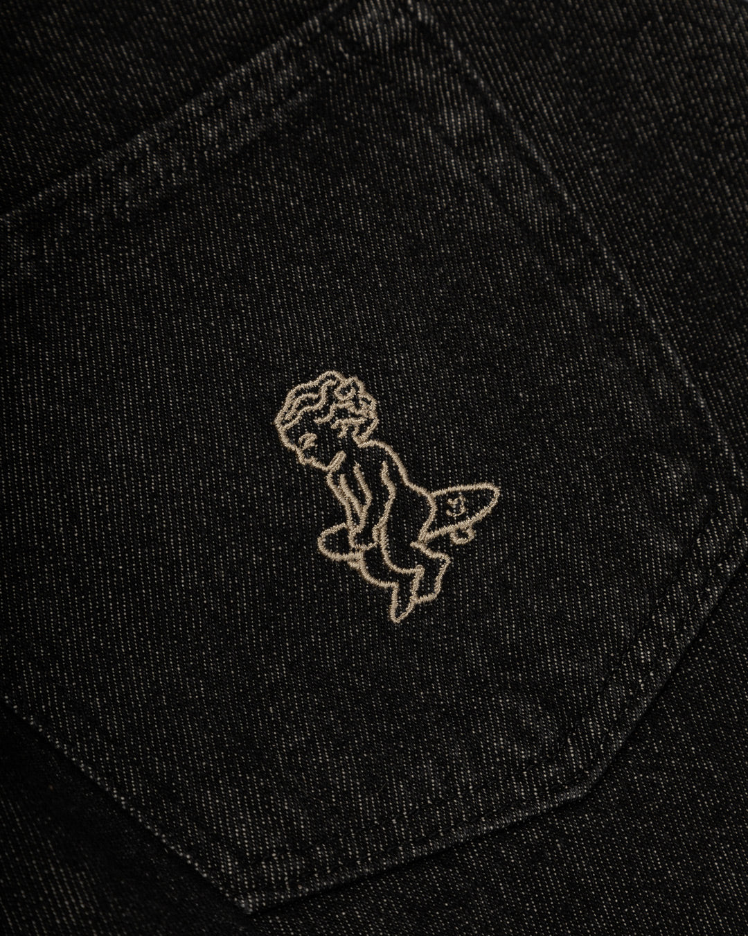 comfortable and durable relaxed-fit jeans are made from black rinsed denim, designed with care to provide the perfect fit. Crafted from 100% cotton, they feature an embroidered logo on both the front and back. Made in Portugal, these unisex jeans are a versatile addition to any wardrobe.