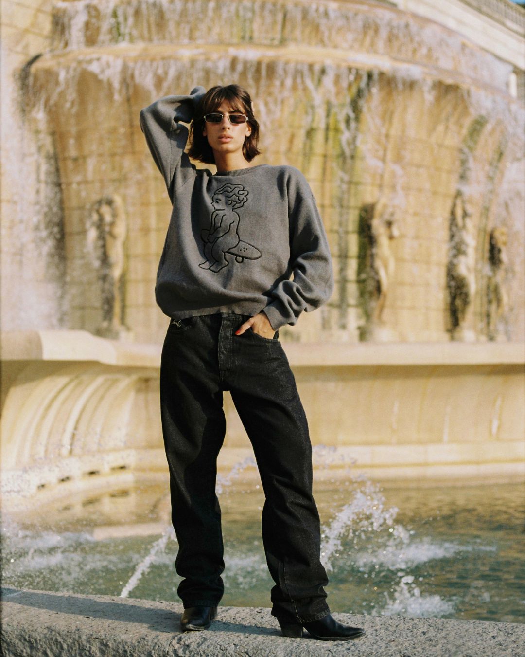 comfortable and durable relaxed-fit jeans are made from black rinsed denim, designed with care to provide the perfect fit. Crafted from 100% cotton, they feature an embroidered logo on both the front and back. Made in Portugal, these unisex jeans are a versatile addition to any wardrobe.