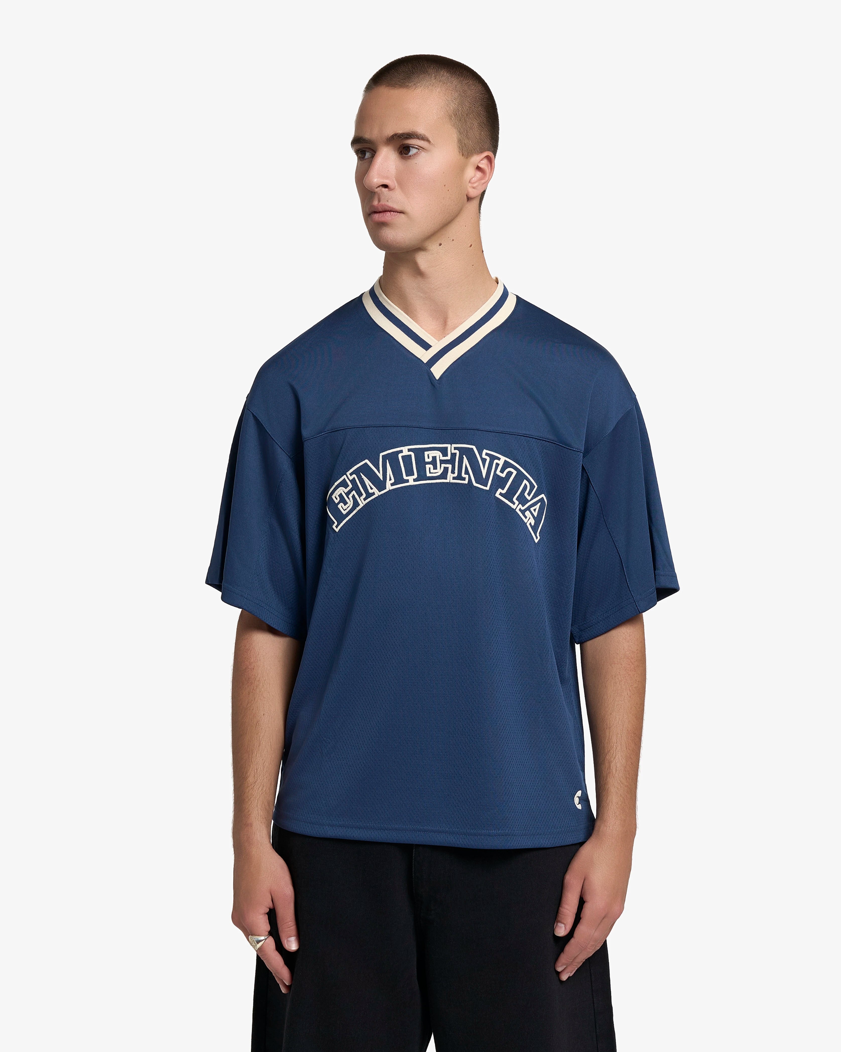 Breathable mesh fabric on the lower half, cotton-poly blend on the upper half
Oversized fit
Navy color with off-white accents
Large 'EMENTA' embroidery on the chest, small branded detail embroidered on the bottom right
V-neck collar with double green stripes
Oversized sleeves for a relaxed silhouette
Part of a kit – matching shorts available online
Machine washable