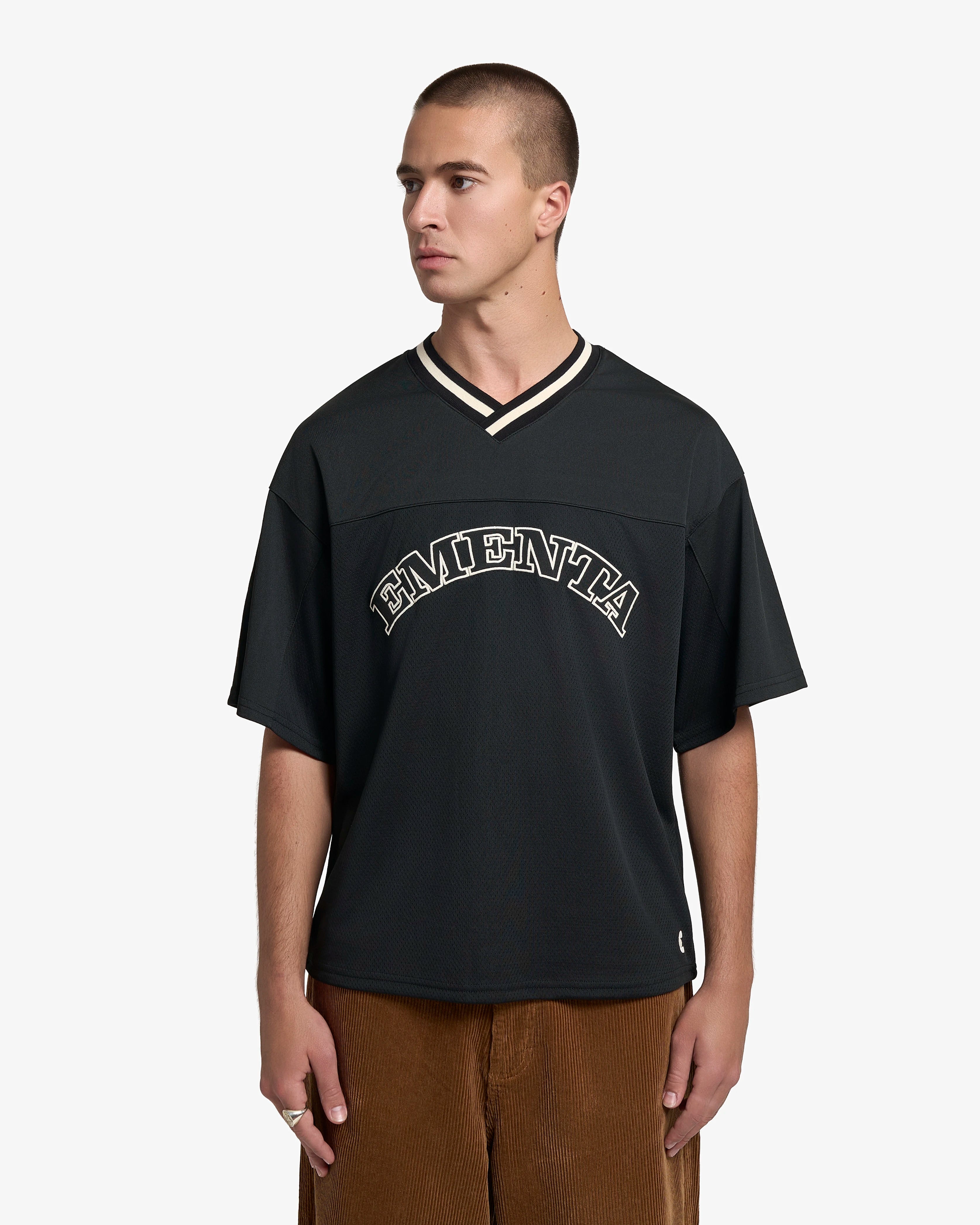 Breathable mesh fabric on the lower half, cotton-poly blend on the upper half
Oversized fit
Black color with white accents
Large 'EMENTA' embroidery on the chest, small branded detail embroidered on the bottom right
V-neck collar with double green stripes
Oversized sleeves for a relaxed silhouette
Part of a kit – matching shorts available online
Machine washable
