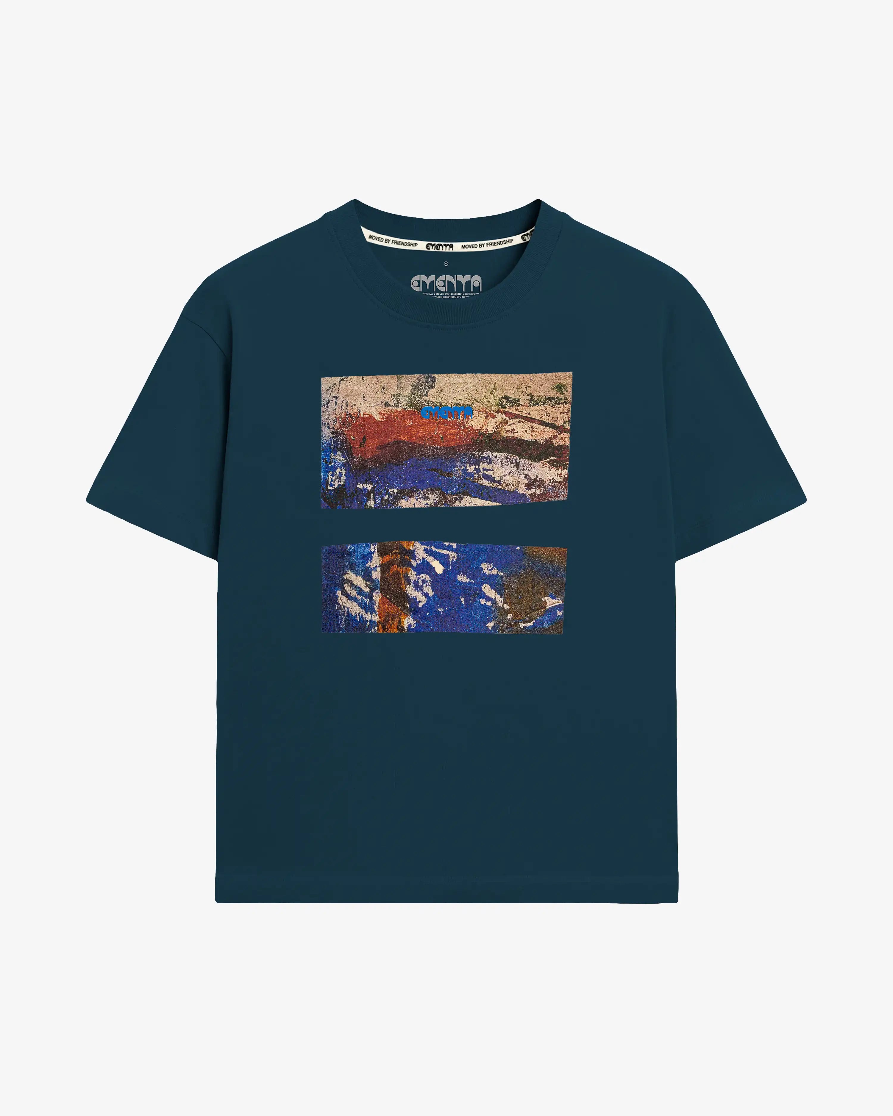 100% cotton, 240 g/m²
Soft, heavyweight feel with structure
Navy color with "Kapodi" print on chest
Pre-shrunk to reduce shrinkage after washing
Reinforced collar and double-stitched hems for durability
Machine wash at 30°C, tumble dry low, iron inside out
Unisex fit
Made in Portugal