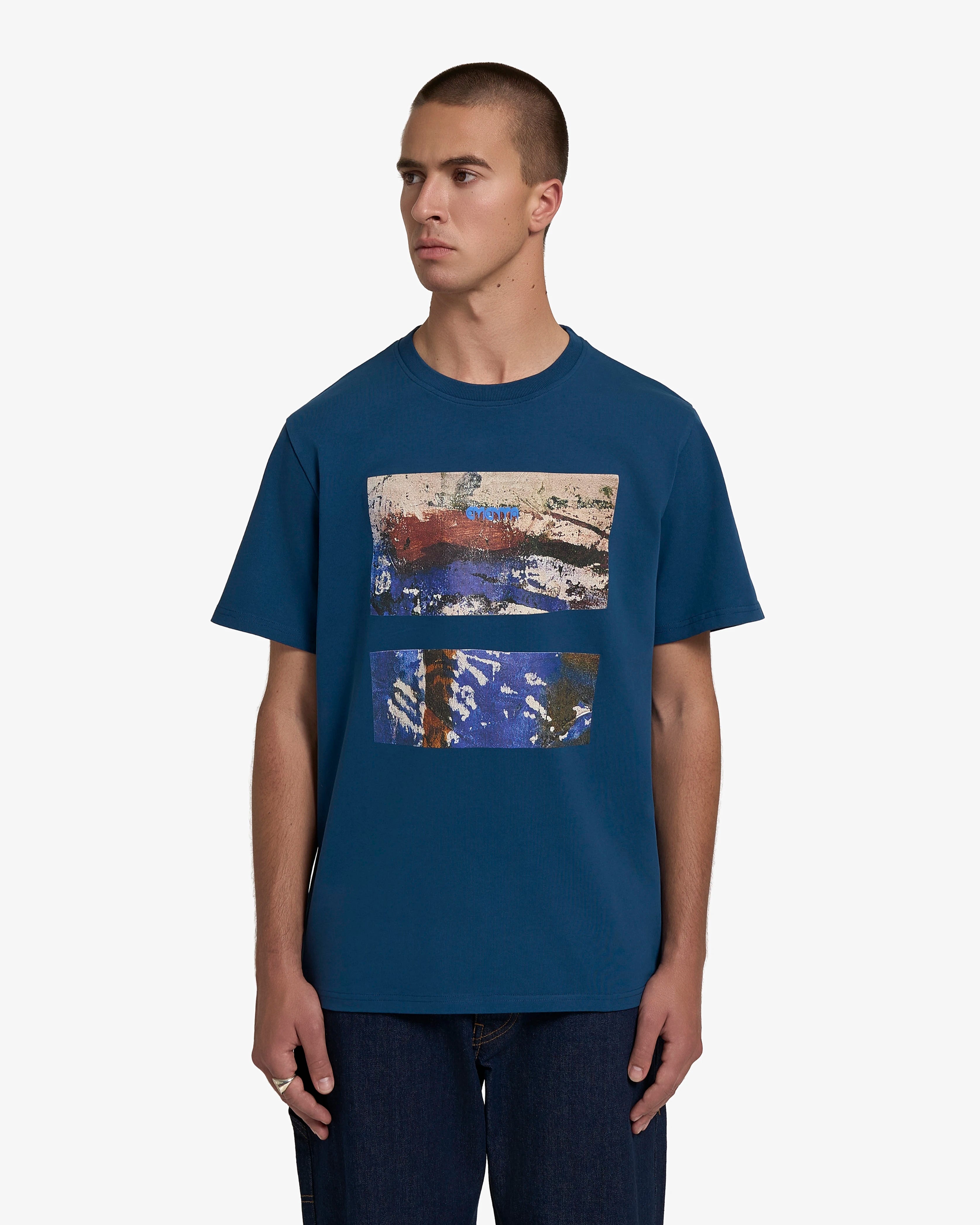 100% cotton, 240 g/m²
Soft, heavyweight feel with structure
Navy color with "Kapodi" print on chest
Pre-shrunk to reduce shrinkage after washing
Reinforced collar and double-stitched hems for durability
Machine wash at 30°C, tumble dry low, iron inside out
Unisex fit
Made in Portugal