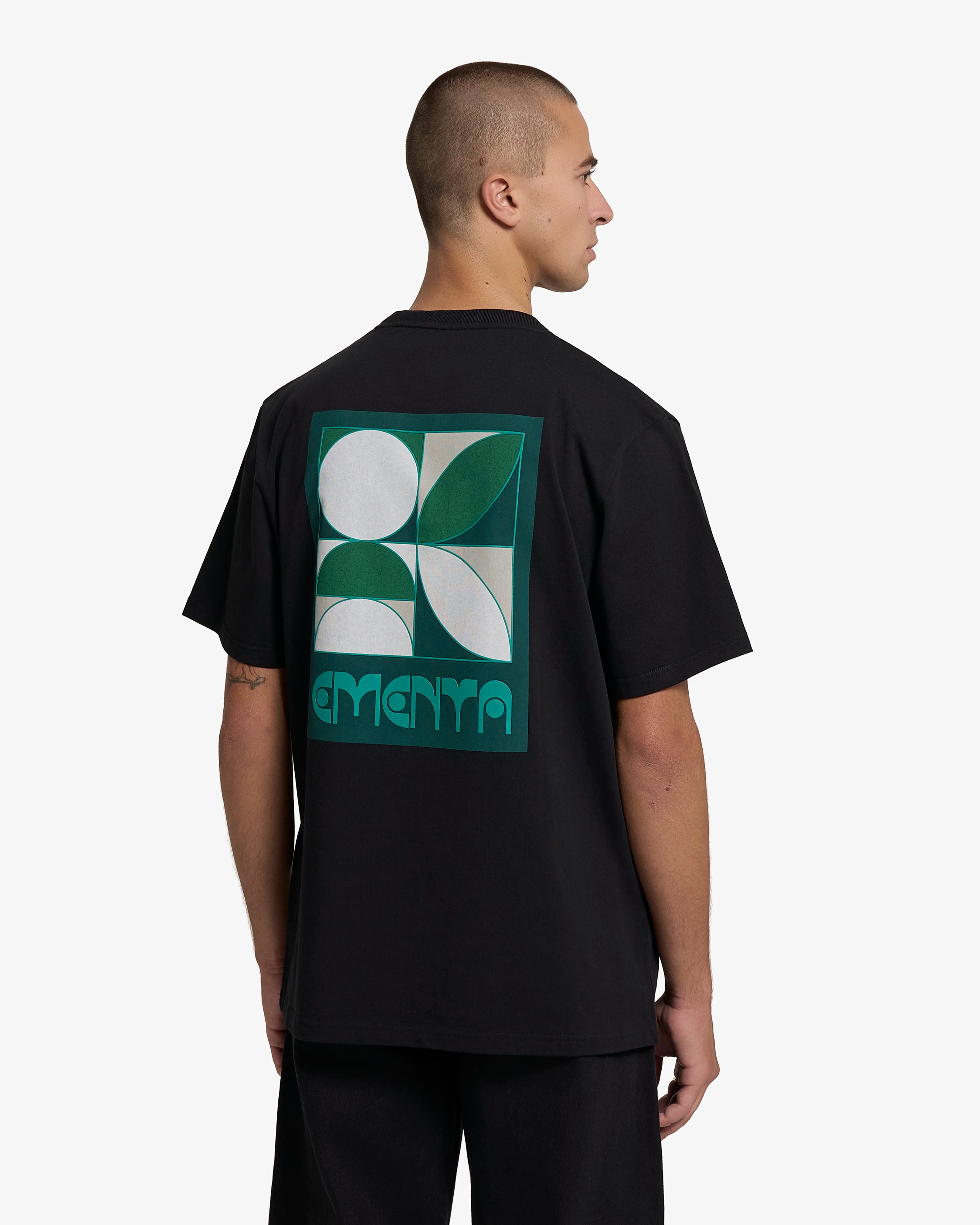 Short sleeve t-shirt made from 100% cotton jersey with a 240 gsm weight and structured feel
Regular fit with a straight silhouette
Small front print and oversized back graphic featuring the Leaf artwork and Ementa branding
Black base with off-white and green graphic composition
Ribbed collar and clean hem finish
Machine wash cold. Do not tumble dry
Made in Portugal