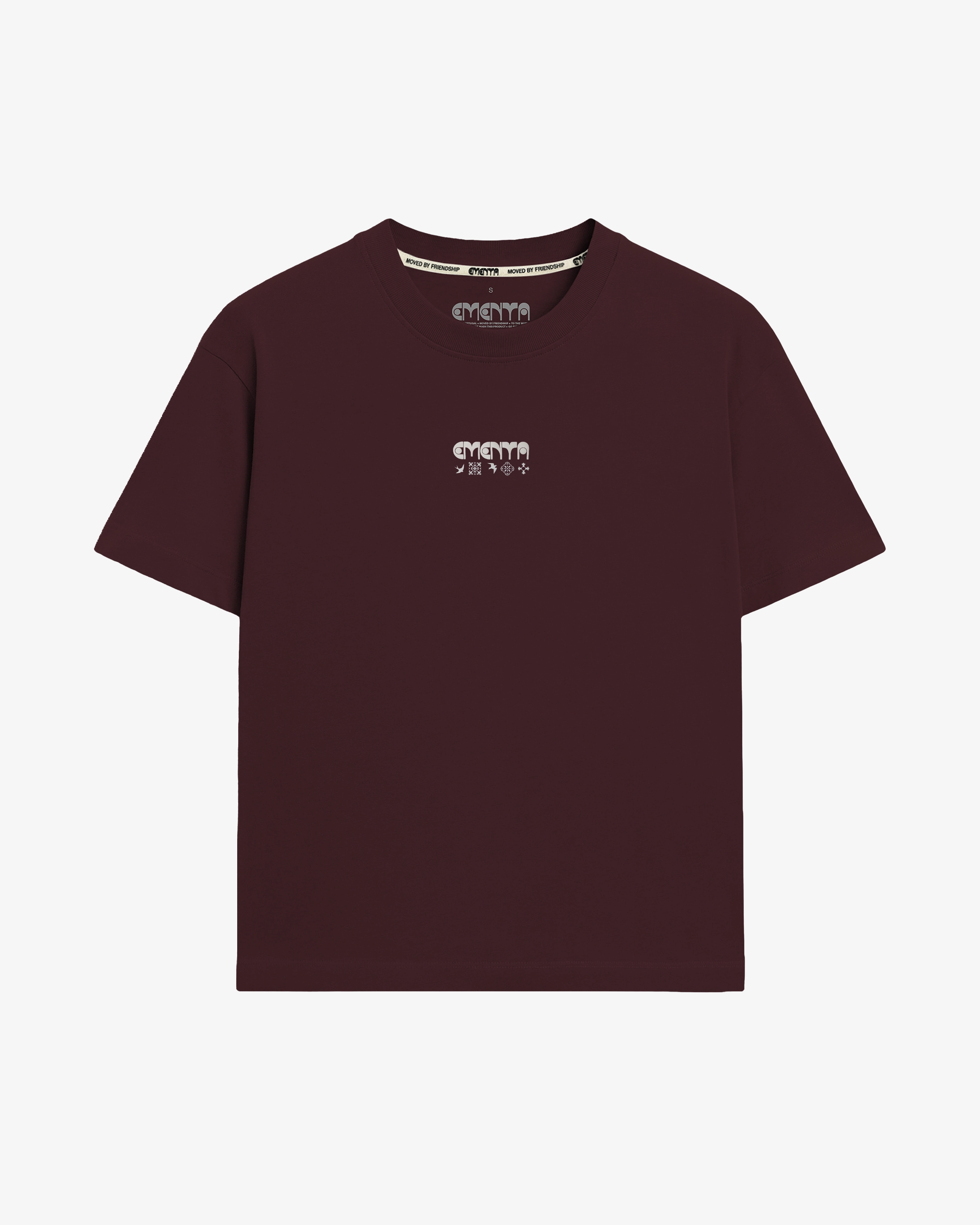 100% cotton, 240 g/m²
Soft yet structured heavyweight feel
Artwork is digitally designed in-house by our artists to ensure unique detail and precision
Inspired by Lisbon’s classic tiles and swallows, the design celebrates Lisbon’s culture, where Ementa was founded
Bordeaux color with the "Lisa" print on the back
EMENTA dots logo on the front
Pre-shrunk to maintain size and shape after washing
Reinforced collar and double-stitched hems for lasting wear
Machine wash at 30°C, tumble dry low, iron inside out