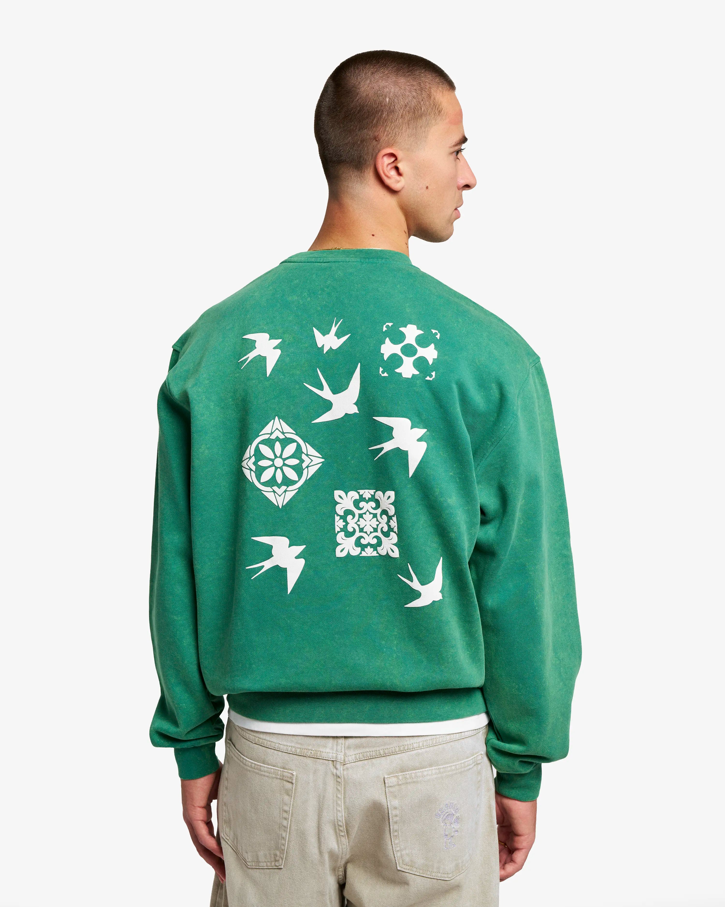 Crewneck sweatshirt
100% cotton
Regular fit with a relaxed silhouette
Heavyweight 500gsm cotton construction for structure and comfort
Ribbed collar, cuffs and hem
Graphic print on back with “Lisa” design
Inspired by Lisbon’s classic tiles and swallows
Evergreen color
Made in Portugal
