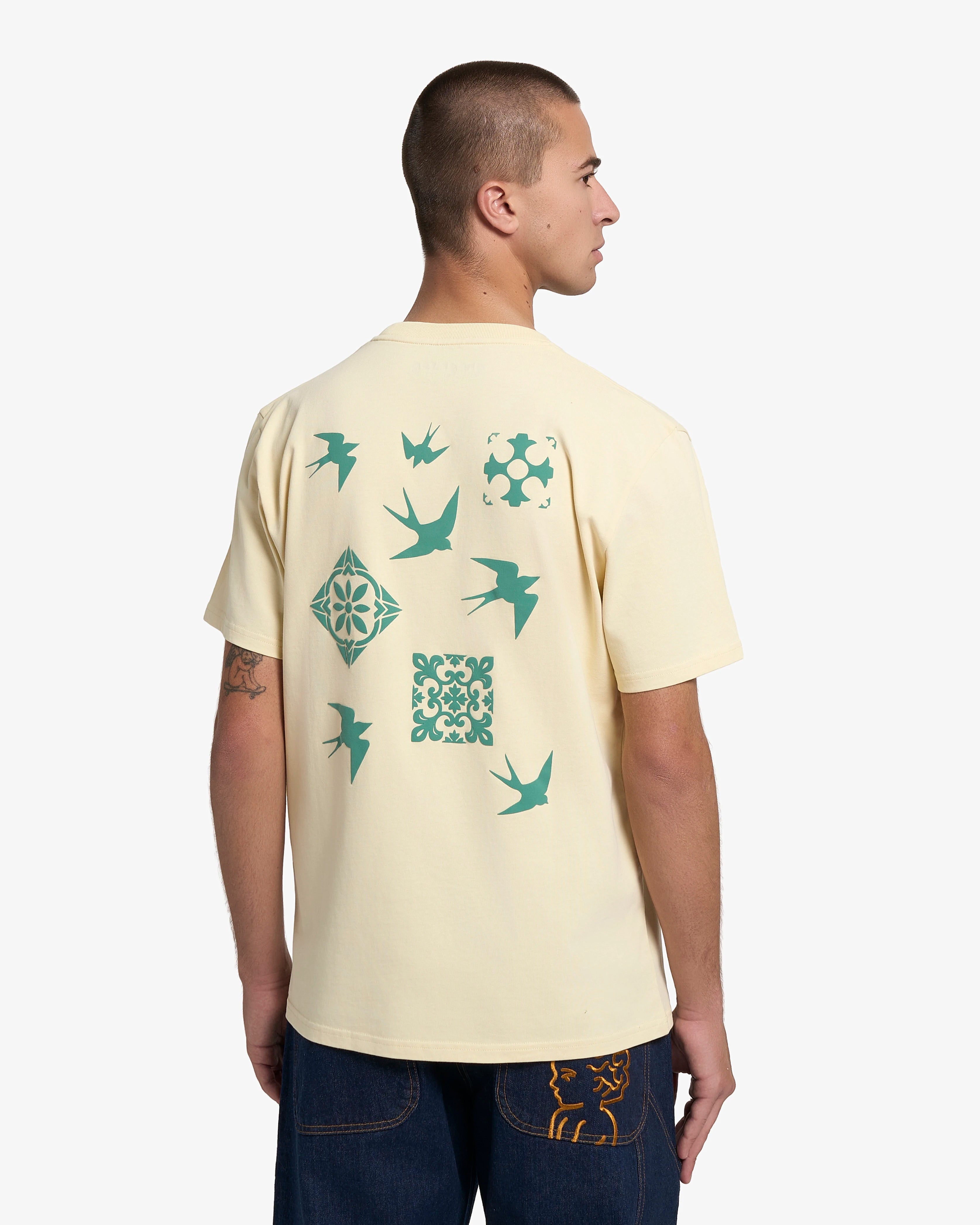Short-sleeve t-shirt designed for everyday wear
Inspired by Lisbon’s classic tiles and swallows, the design celebrates Lisbon’s culture, where Ementa was founded
100% cotton jersey with a mid-weight 240gsm structure and soft hand feel
Regular fit with a straight silhouette
Ribbed neckline for structure and durability
Machine wash at 30°C, tumble dry low, iron inside out
Made in Portugal
