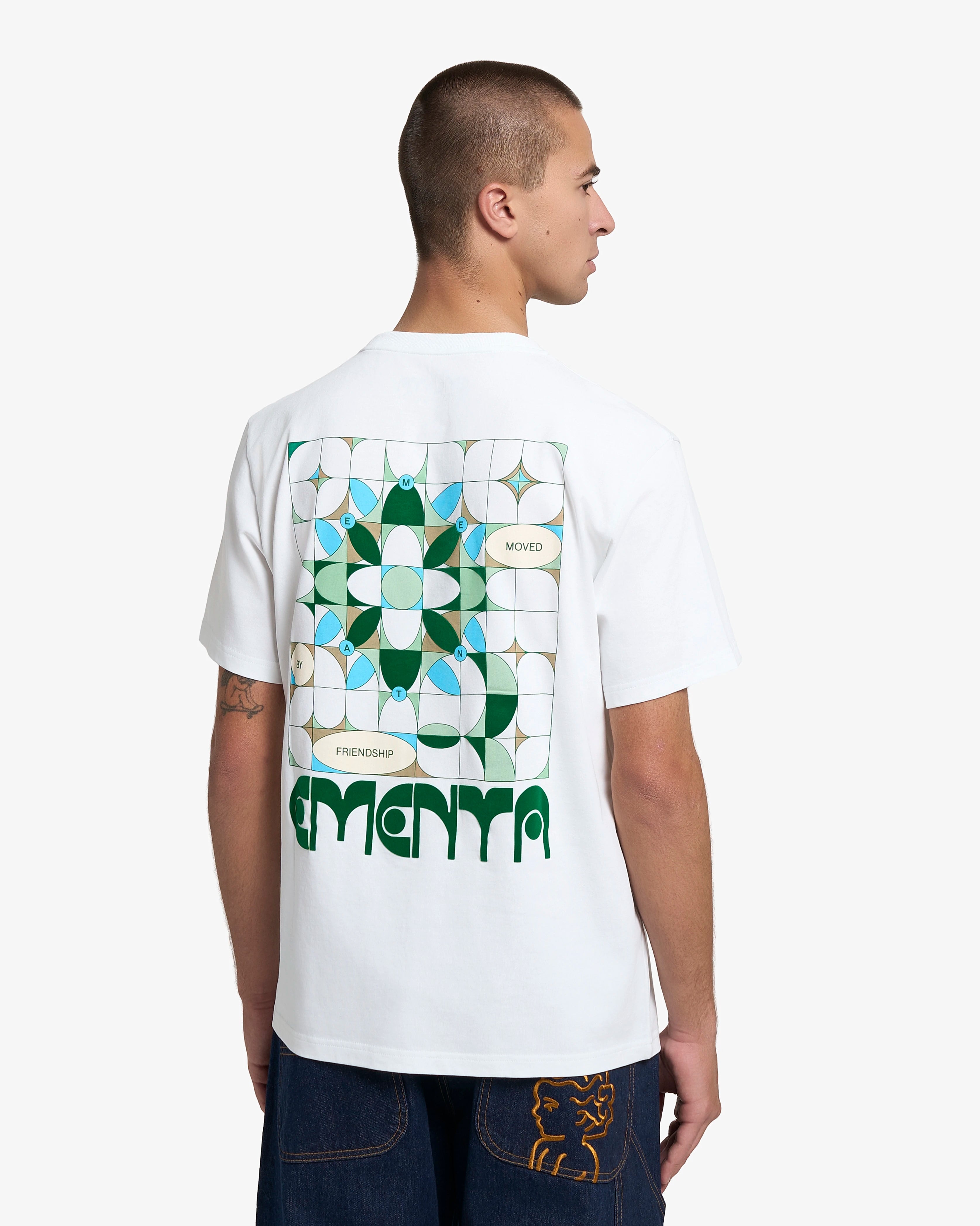 Short-sleeve cotton T-shirt with printed front graphic
Relaxed fit with dropped shoulder proportion
Heavyweight 280 gsm cotton jersey with white finish
Front graphic combining digital print and velvet fabric application
Fabric and print maintain appearance with regular use when properly cared for
Made in Portugal
Hand wash only in cold water and dry flat