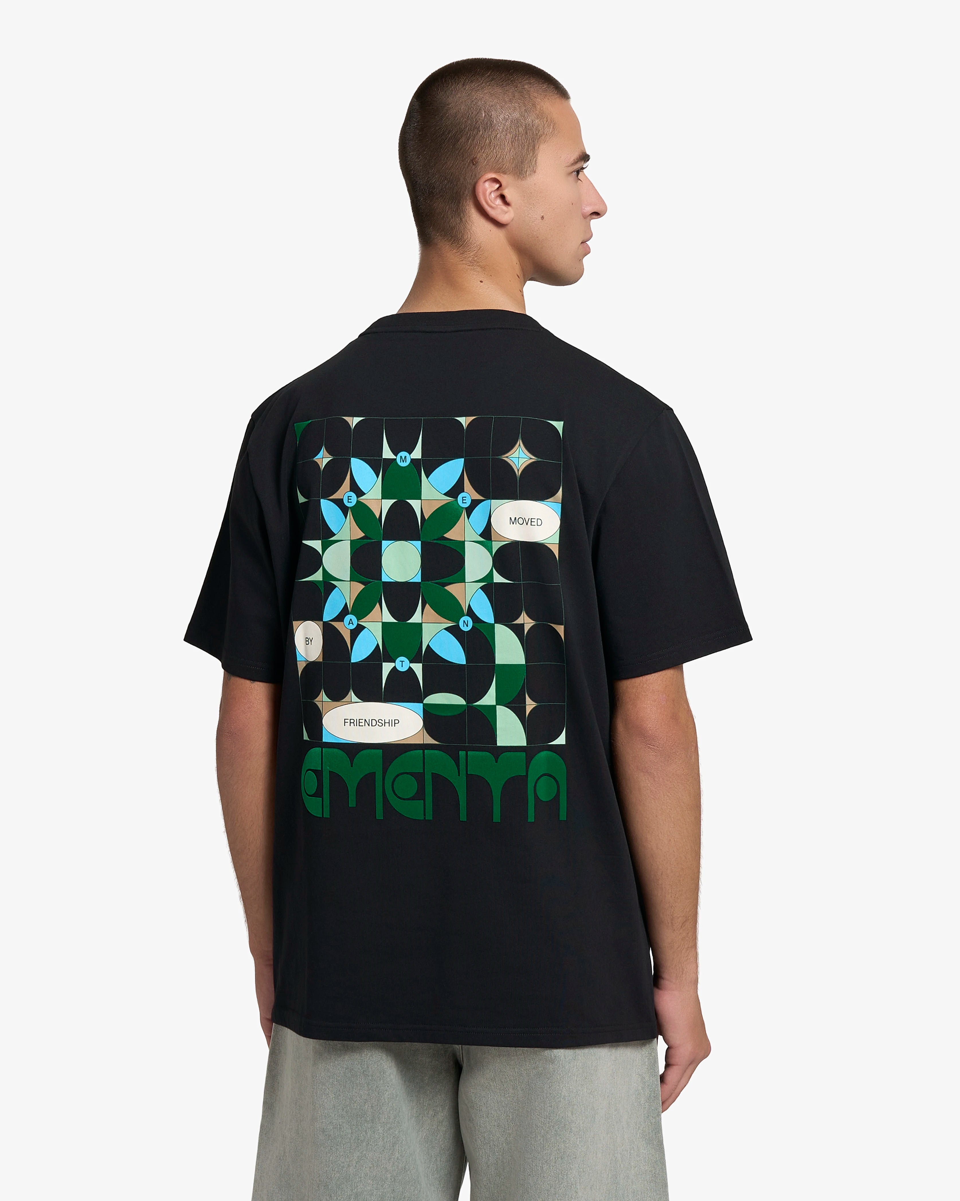 Short-sleeve cotton T-shirt with printed graphic
Relaxed fit with dropped shoulder proportion
Heavyweight 280 gsm cotton jersey with black finish
Front graphic combining digital print and velvet fabric application
Fabric and print maintain appearance with regular use when properly cared for
Made in Portugal
Hand wash only in cold water and dry flat