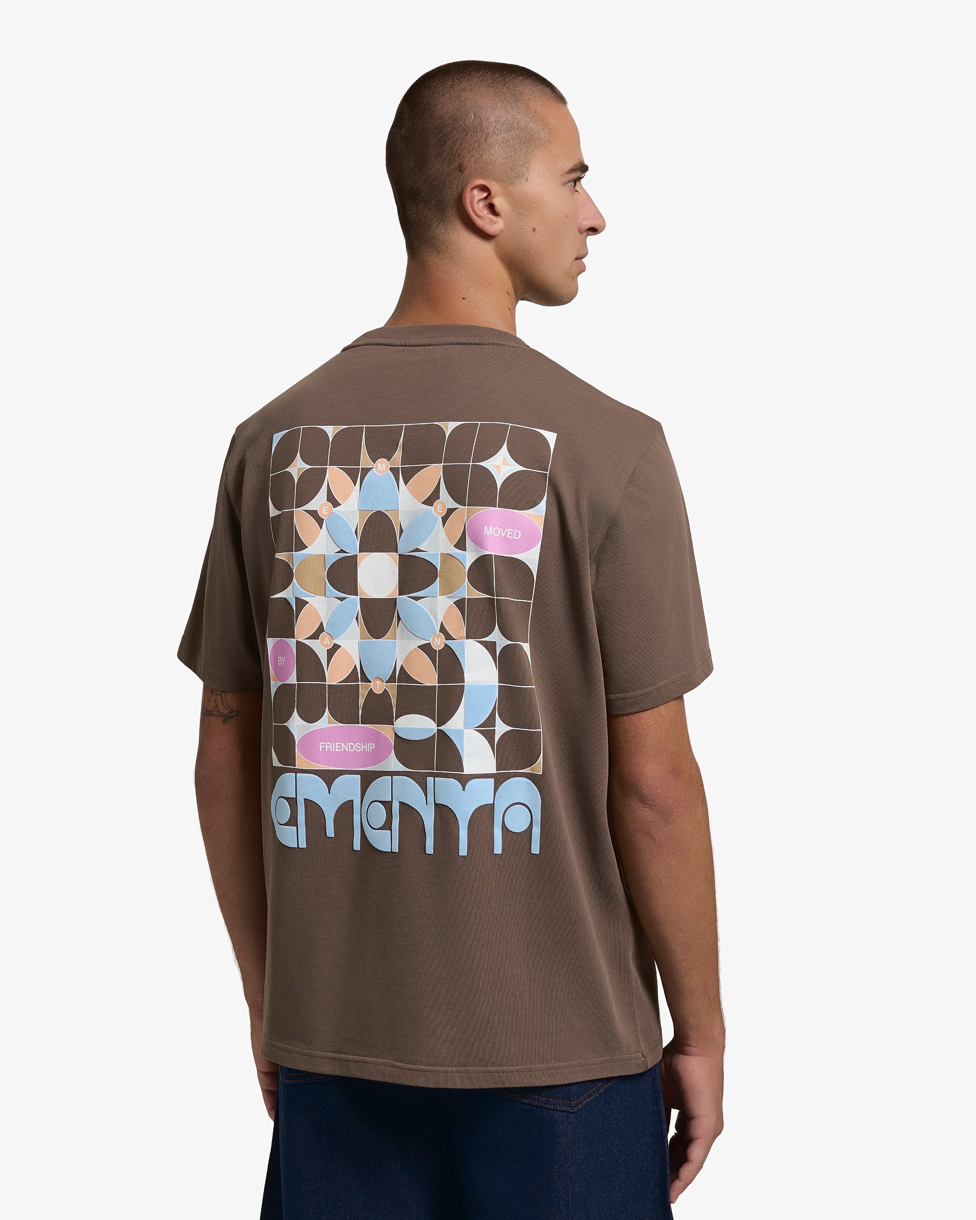 Short-sleeve cotton T-shirt with printed front graphic
Relaxed fit with dropped shoulder proportion
Heavyweight 240gsm cotton jersey with white finish
Front graphic combining digital print and velvet fabric application
Fabric and print maintain appearance with regular use when properly cared for
Made in Portugal
Hand wash only in cold water and dry flat