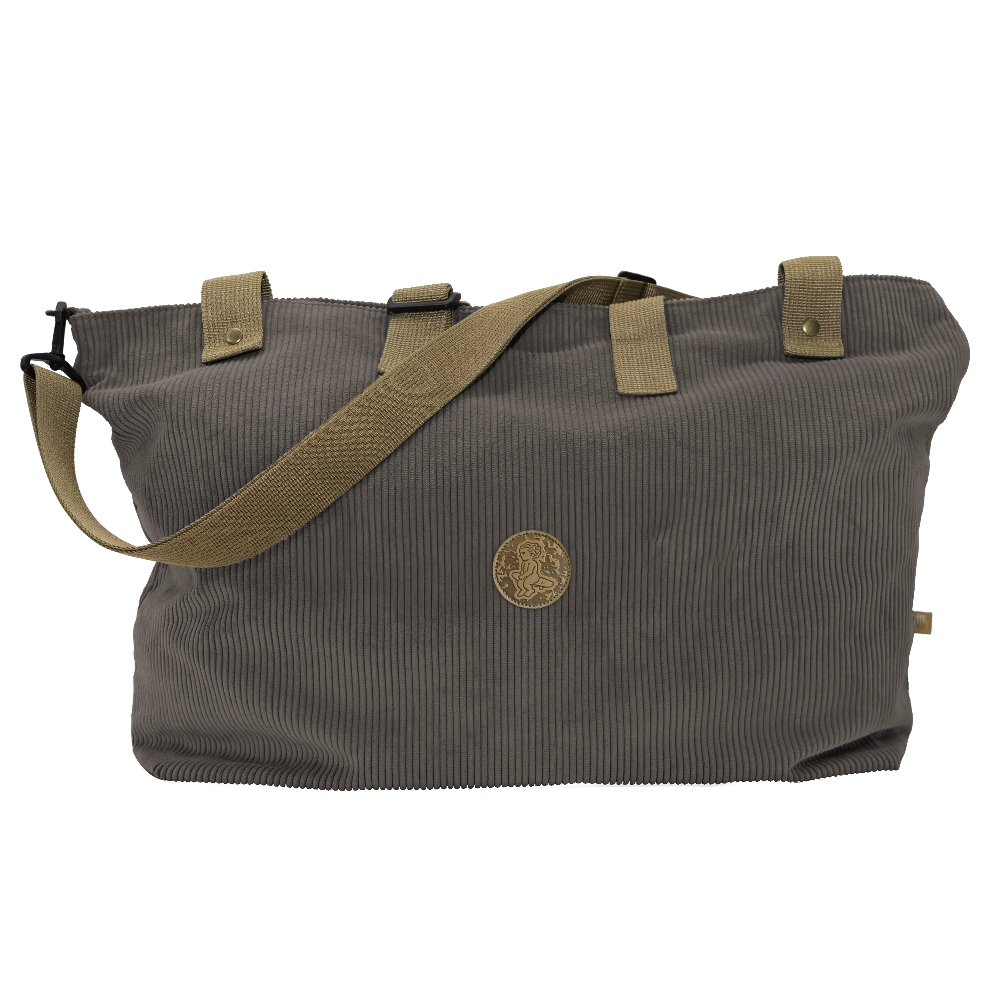 Built for both short trips and daily use, this 40L bag is crafted from durable, water-repellent corduroy to handle whatever the day brings. Measuring 62 x 40 cm, it offers plenty of space while staying within airline cabin limits, making it the perfect carry-on. Adjustable straps ensure a comfortable fit, and a small inner pocket keeps essentials within reach. Handmade in Portugal.