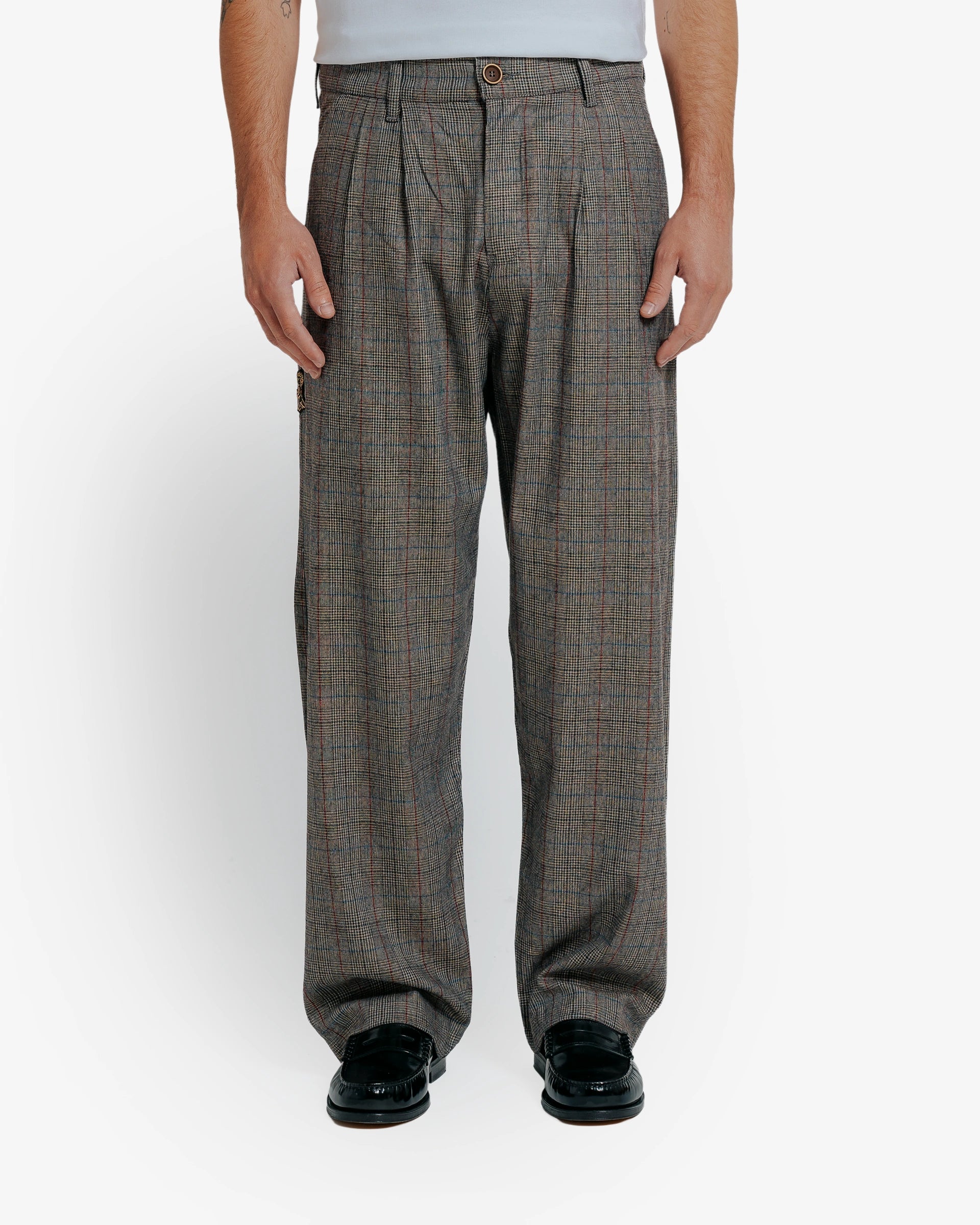 Papoite tapered fit, wider at the hips and gradually narrowing toward the ankle for a clean, modern shape
Tailored trousers designed for structured everyday dressing
Twill fabric blend with a soft yet structured hand feel
Double front pleats with zip fly and button closure
Grey plaid pattern with subtle red and blue overcheck
Embroidered “Moved by Friendship” detail on back pocket and woven patch on the side
Made in Portugal