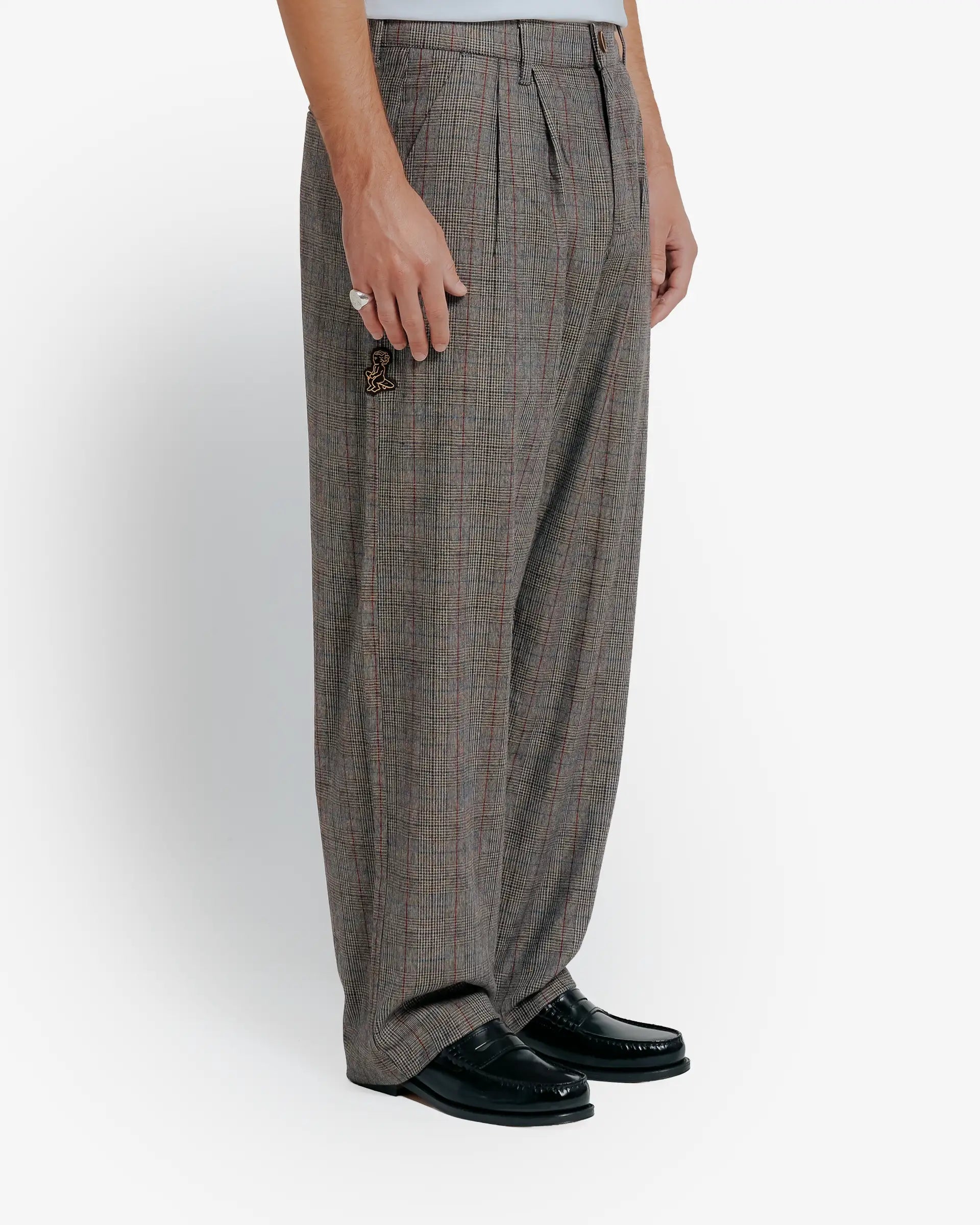 Papoite tapered fit, wider at the hips and gradually narrowing toward the ankle for a clean, modern shape
Tailored trousers designed for structured everyday dressing
Twill fabric blend with a soft yet structured hand feel
Double front pleats with zip fly and button closure
Grey plaid pattern with subtle red and blue overcheck
Embroidered “Moved by Friendship” detail on back pocket and woven patch on the side
Made in Portugal