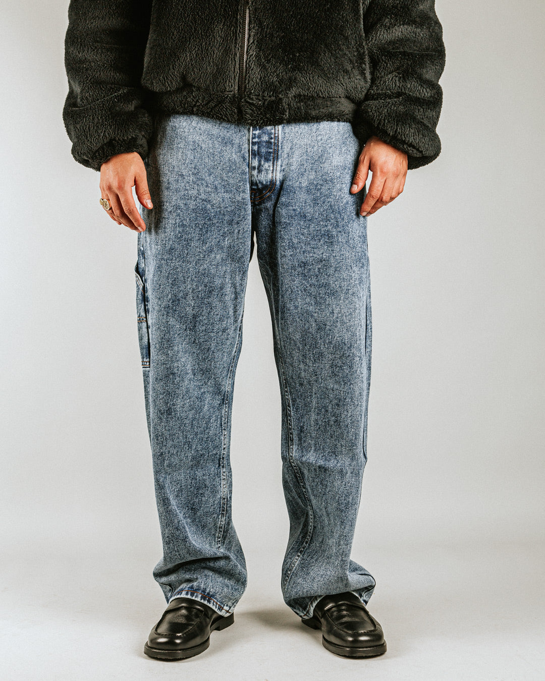 The Big Ikon Jeans Relaxed Fit Pants are designed with a baggy, relaxed straight fit and a mid-waist, offering comfort and ease of movement. The pants are crafted from blue fade-out denim, providing a timeless and durable look. They feature the Ikon logo embroidered in gold on the back pocket. The pants also include two front pockets, two back pockets, and one side pocket for practical storage.