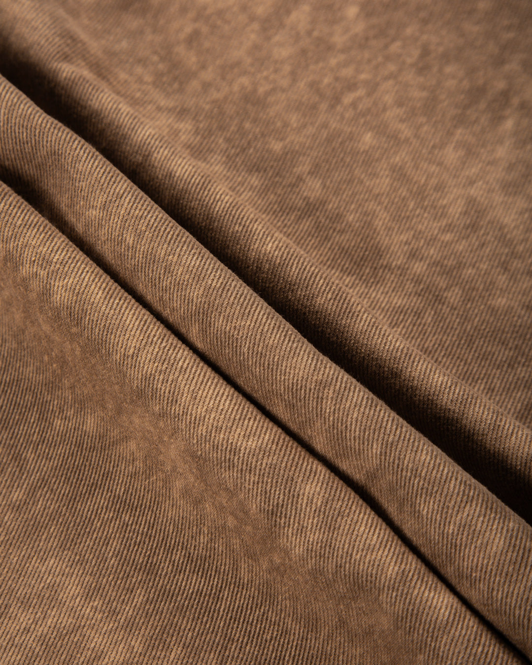 The Big Ikon Twill Relaxed Fit Pants are designed with a baggy, relaxed straight fit and a mid-waist, offering comfort and ease of movement. The pants are crafted from dyed camel rag on twill fabric, providing a unique and stylish color. They feature two front pockets, two back pockets, and one side pocket for practical storage.