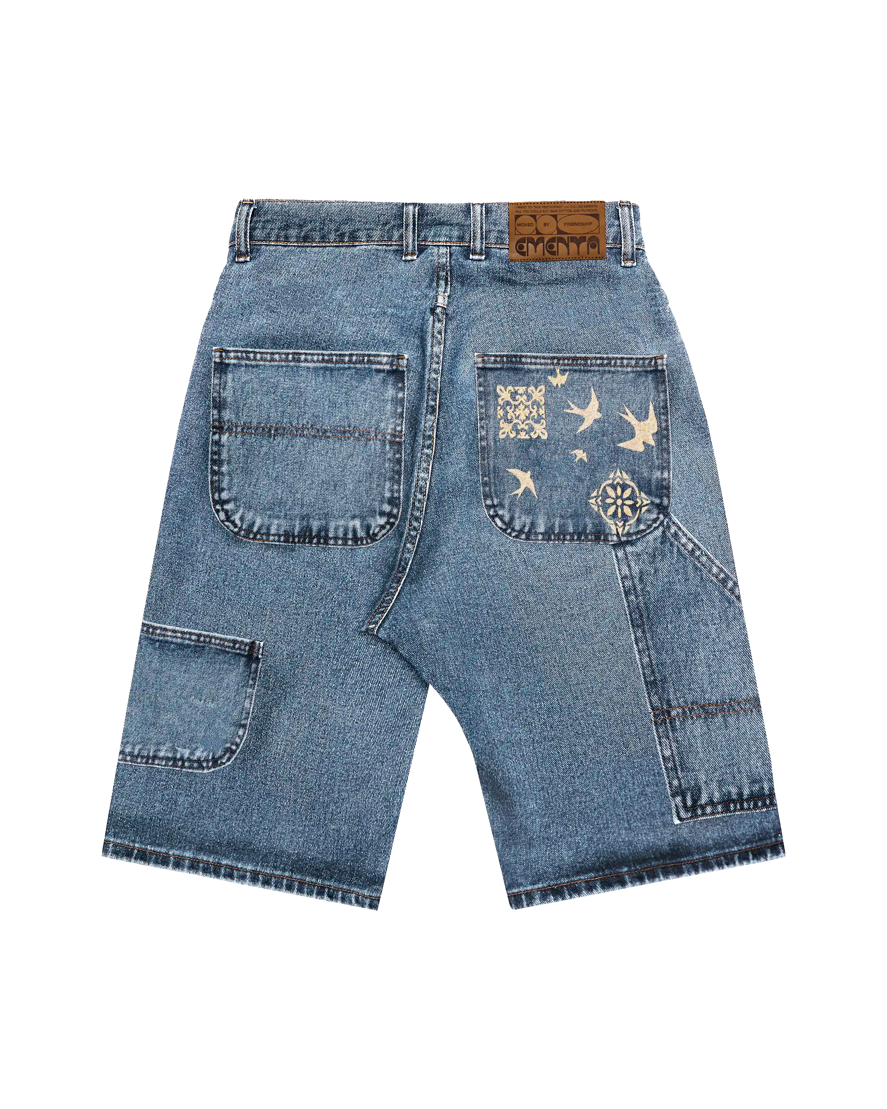 100% Cotton denim
Blue fade out wash
Embroidered Lisbon's tiles and swallows on back pocket and front leg
2 angled front pockets with classic coin pocket
2 back patch pockets featuring decorative embroidery
2 side utility pockets with reinforced panel construction
Relaxed, knee-length fit with wide leg opening
Branded EMENTA patch on rear waistband
Made in Portugal
