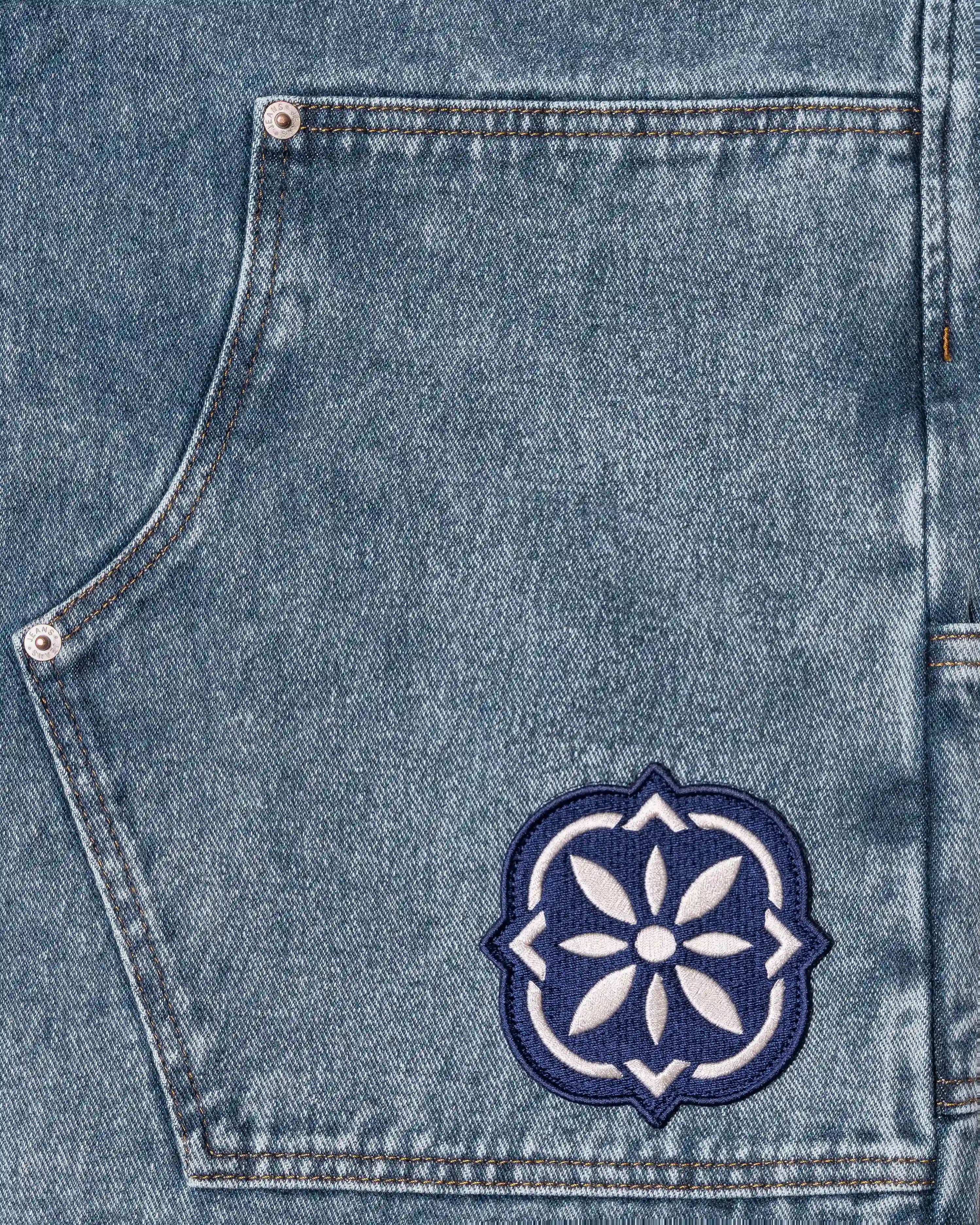100% Cotton denim
Blue fade out wash
Embroidered Lisbon's tiles and swallows on back pocket and front leg
2 angled front pockets with classic coin pocket
2 back patch pockets featuring decorative embroidery
2 side utility pockets with reinforced panel construction
Relaxed, knee-length fit with wide leg opening
Branded EMENTA patch on rear waistband
Made in Portugal