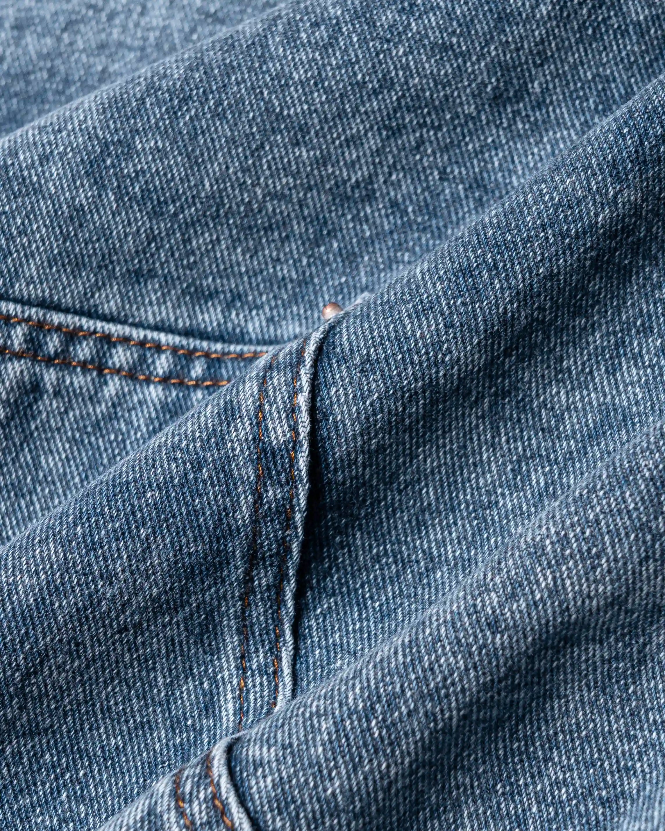 100% Cotton denim
Blue fade out wash
Embroidered Lisbon's tiles and swallows on back pocket and front leg
2 angled front pockets with classic coin pocket
2 back patch pockets featuring decorative embroidery
2 side utility pockets with reinforced panel construction
Relaxed, knee-length fit with wide leg opening
Branded EMENTA patch on rear waistband
Made in Portugal