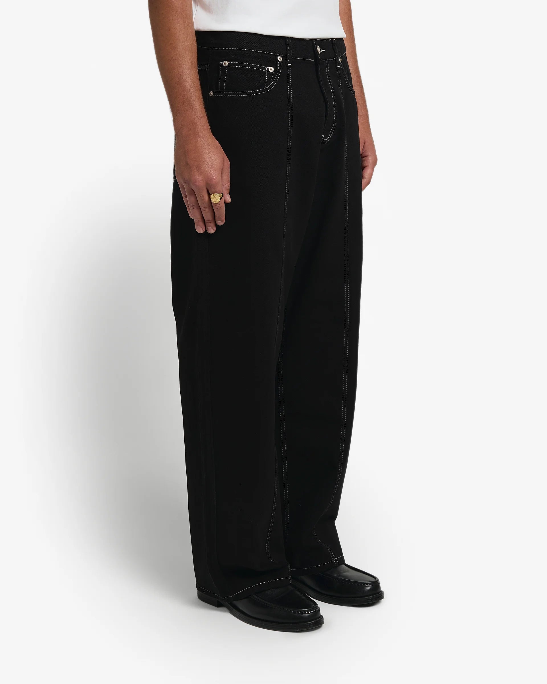 Straight fit
Made from100% cotton
Split seam design on the back pockets for a distinctive touch
Comfortable fabric for versatile all-day wear
Clean lines provide a sophisticated look suitable for various occasions
Ideal for pairing with casual or formal attire
Durable material ensures long-lasting wear
Easy to care for and maintain, perfect for everyday use
Made in Portugal