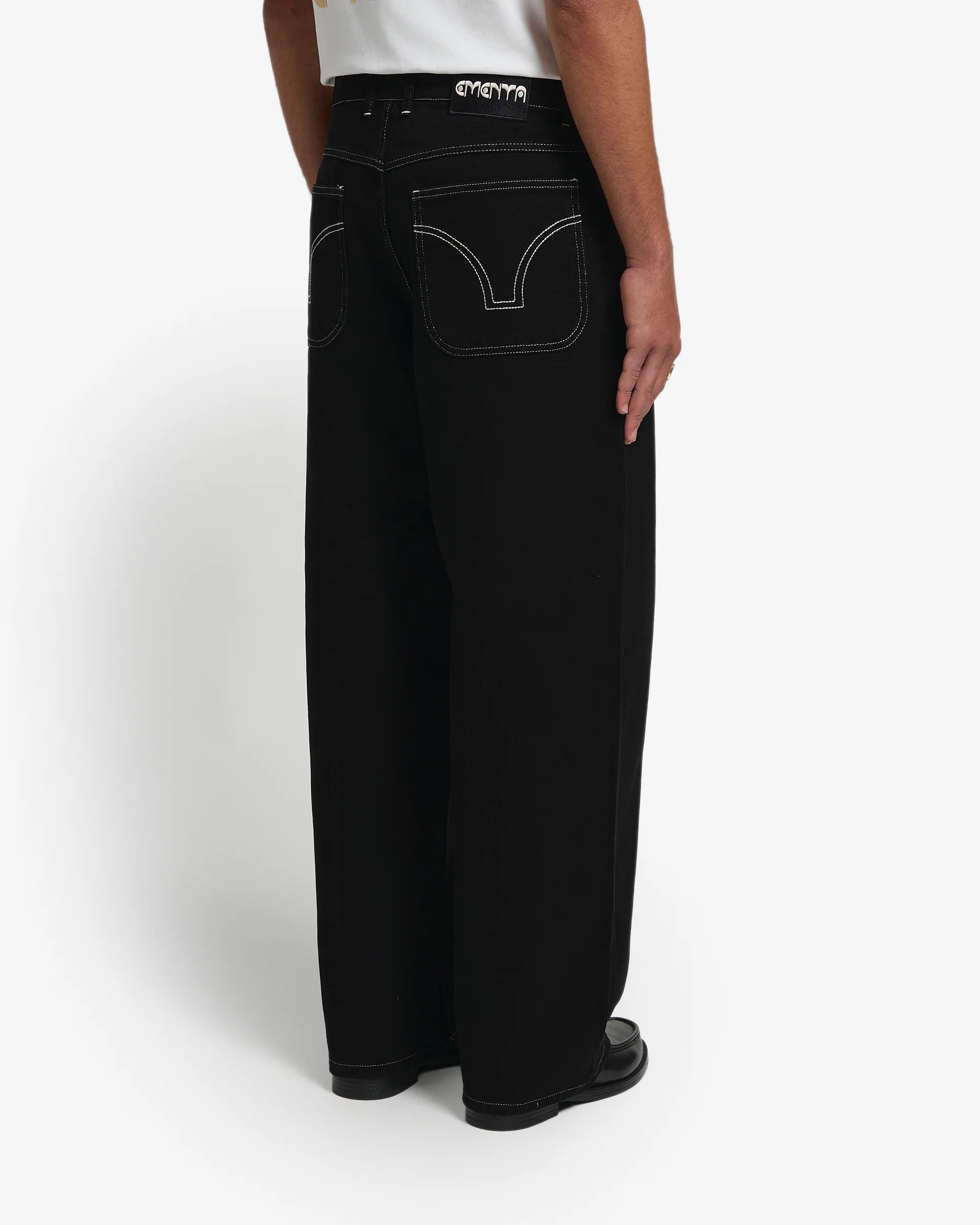 Straight fit
Made from100% cotton
Split seam design on the back pockets for a distinctive touch
Comfortable fabric for versatile all-day wear
Clean lines provide a sophisticated look suitable for various occasions
Ideal for pairing with casual or formal attire
Durable material ensures long-lasting wear
Easy to care for and maintain, perfect for everyday use
Made in Portugal