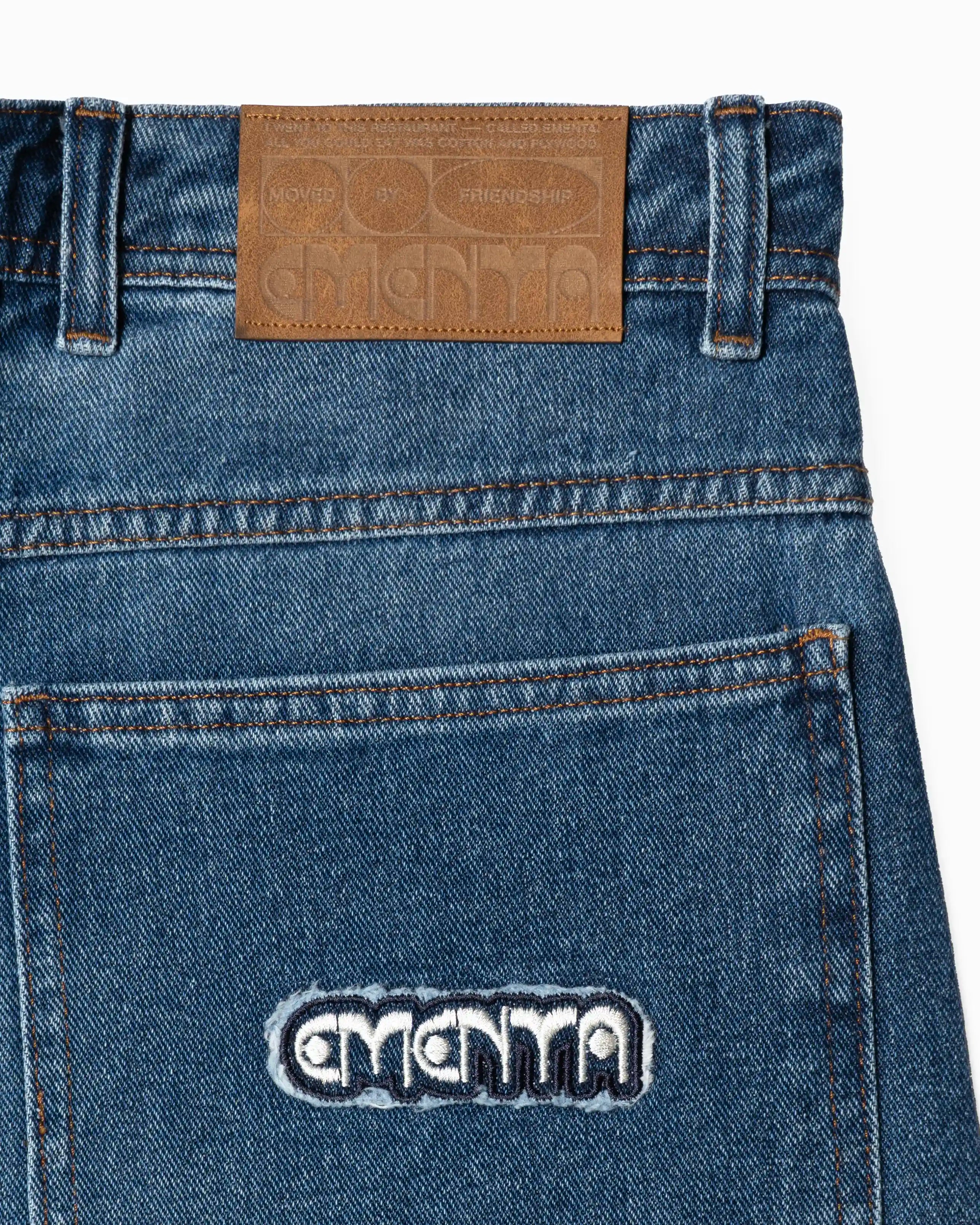 100% heavyweight cotton denim for lasting durability and comfort
Jet blue base with subtle stone wash for a naturally faded look
Oversized, baggy fit with a relaxed leg for effortless movement
Signature Ementa “dots” logo embroidered on the back pocket with a raw, ripped-edge finish
Classic 5-pocket setup for everyday practicality
Finished with a custom Ementa-branded patch at the waistband
Made in Portugal with care
Unisex fit