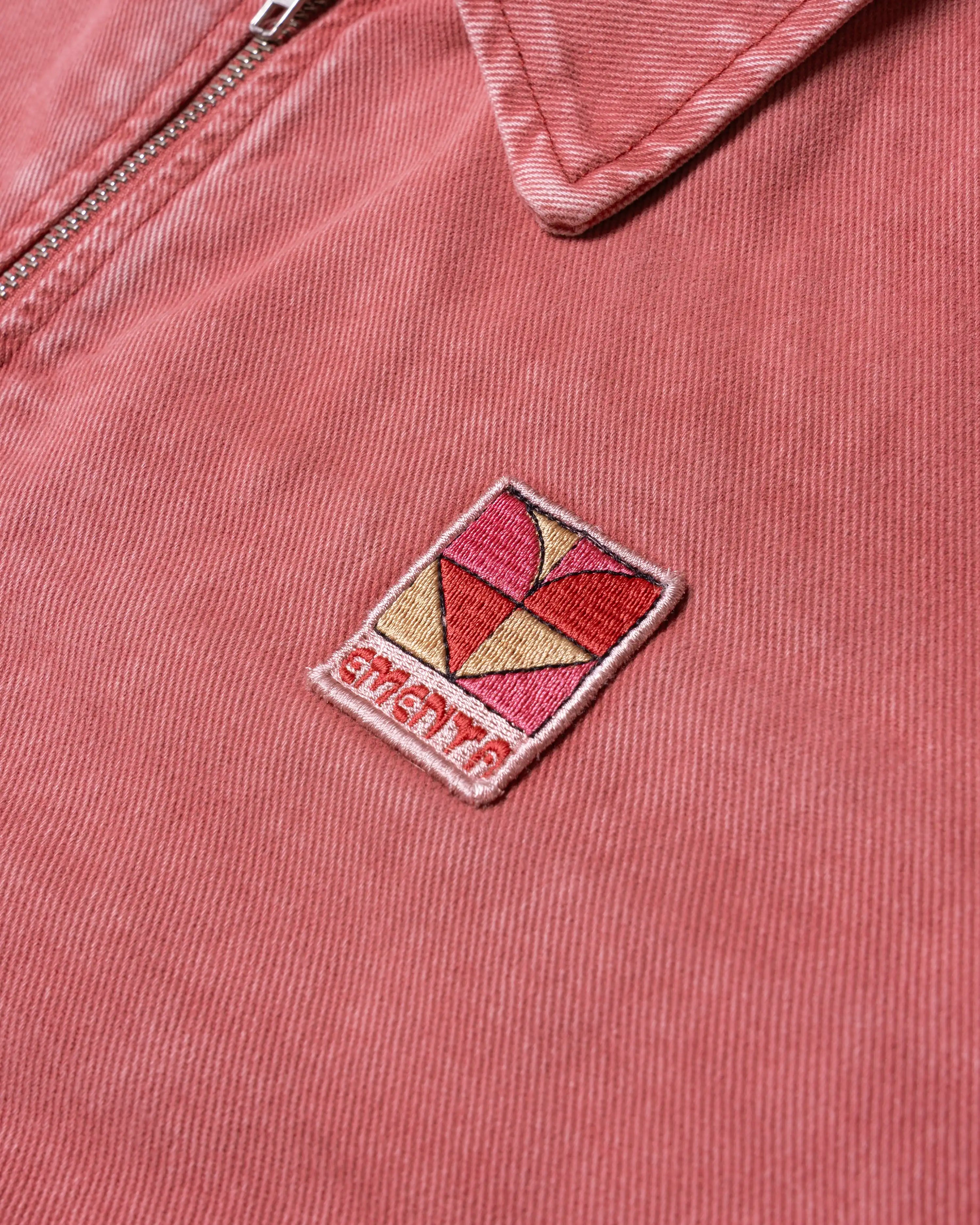 Cropped women's twill jacket with modern boxy fit
Signature "Moved by Friendship" motto subtly printed inside
Made in Portugal from 100% cotton twill
Distinct pink fade-out wash
Embroidered chest heart patch
Two front-hand pockets for everyday practicality
Hidden interior pocket for secure storage
Full metal zipper front closure
Classic pointed collar and reinforced topstitching
Made to be layered, styled, and lived in