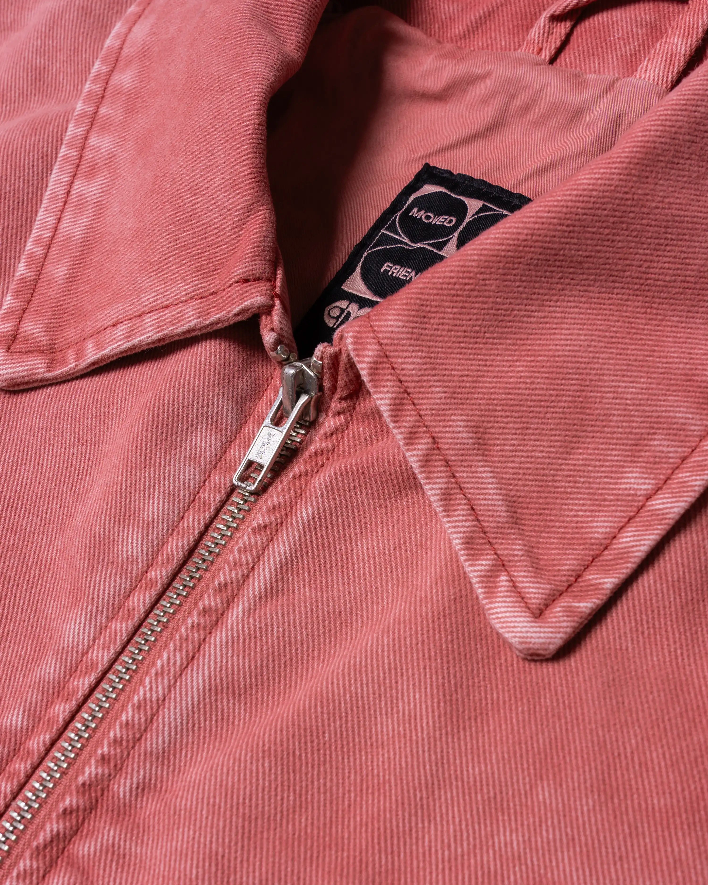 Cropped women's twill jacket with modern boxy fit
Signature "Moved by Friendship" motto subtly printed inside
Made in Portugal from 100% cotton twill
Distinct pink fade-out wash
Embroidered chest heart patch
Two front-hand pockets for everyday practicality
Hidden interior pocket for secure storage
Full metal zipper front closure
Classic pointed collar and reinforced topstitching
Made to be layered, styled, and lived in