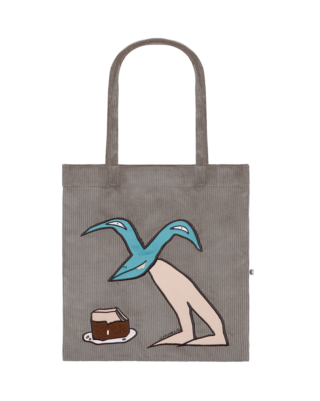 Ementa x Chinelo artist collaboration
Limited edition
Durable corduroy with liquid-repellent coating
Interior pocket
Support for keys
Features the 'Cake' design by the artist
Coffee color
45 x 42 cm
Handmade in Portugal
