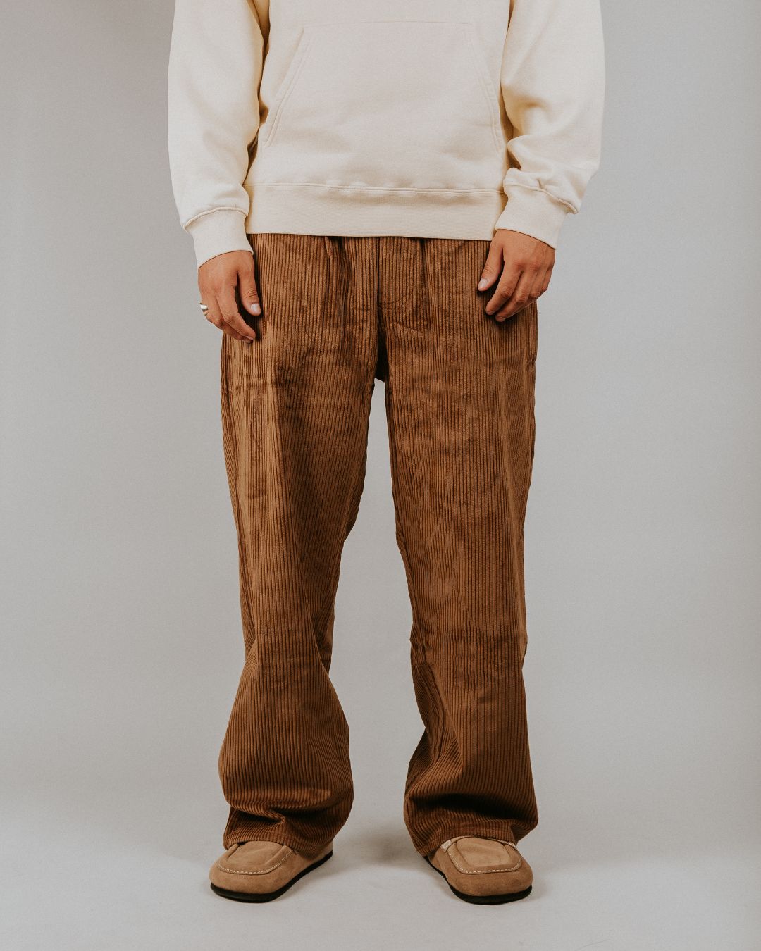 100% Cotton for a soft, durable feel
Relaxed fit for comfort and easy movement
Comfortable elasticated waist for a flexible, secure fit
Small embroidered logo on the back pocket for added detail
Made in Portugal