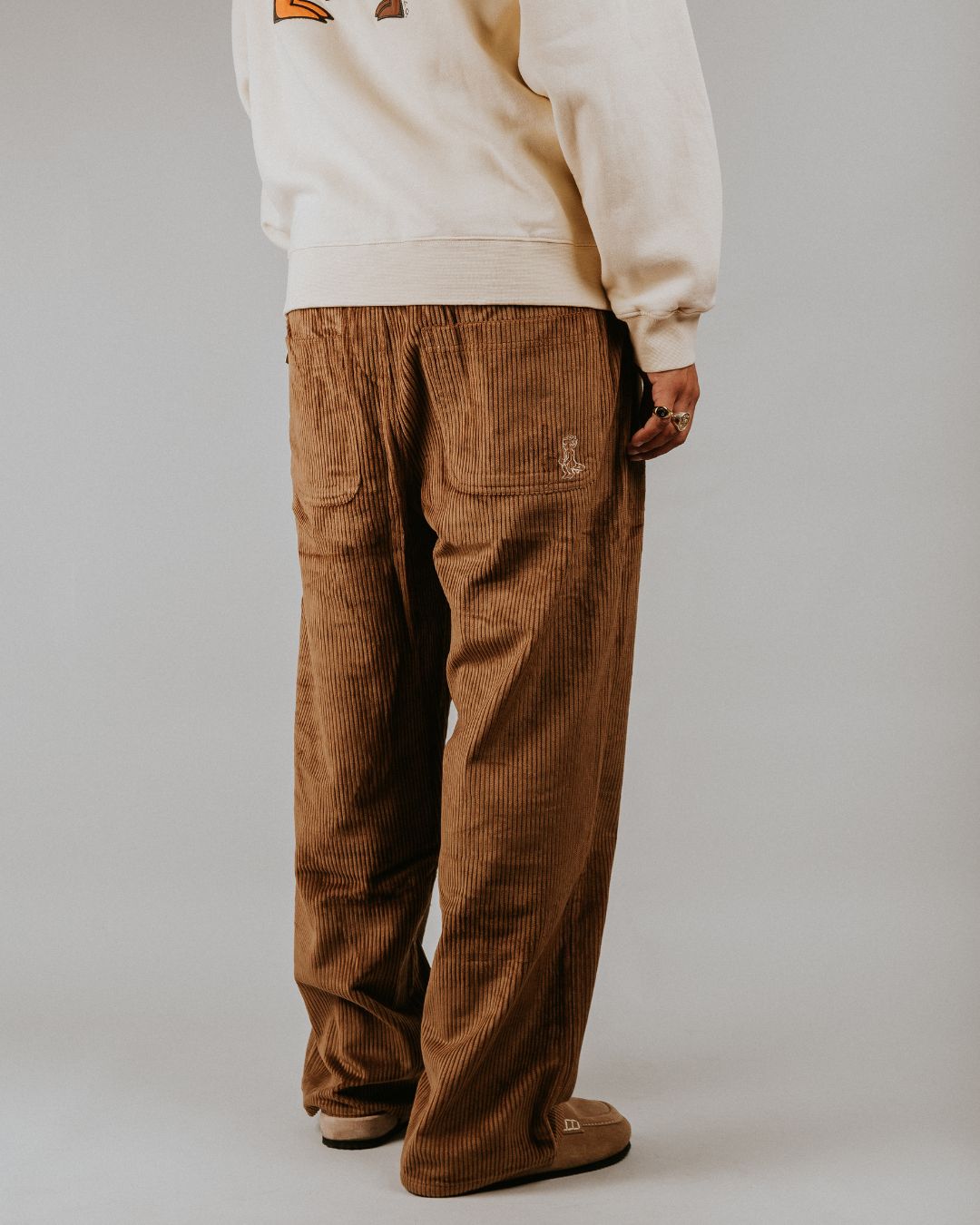 100% Cotton for a soft, durable feel
Relaxed fit for comfort and easy movement
Comfortable elasticated waist for a flexible, secure fit
Small embroidered logo on the back pocket for added detail
Made in Portugal