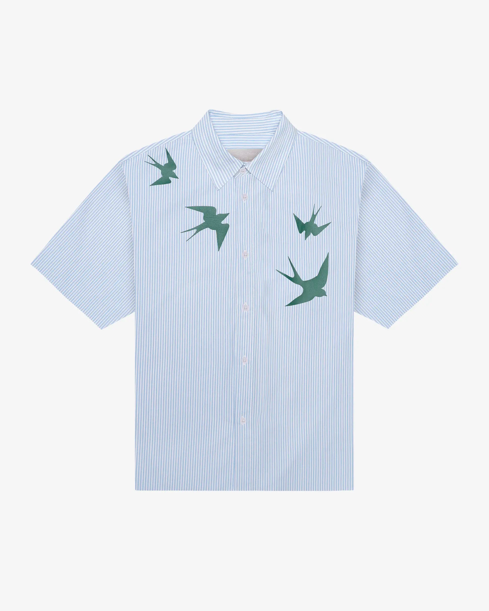 Short-sleeve button-up shirt featuring the Lisa design, inspired by Lisbon’s classic swallows and the city’s cultural heritage
Lightweight striped woven fabric with a crisp, smooth hand feel
Regular fit with a straight silhouette
Pointed collar and front button closure
Lisa swallow motifs applied across the front in contrasting green tones
Made in Portugal
